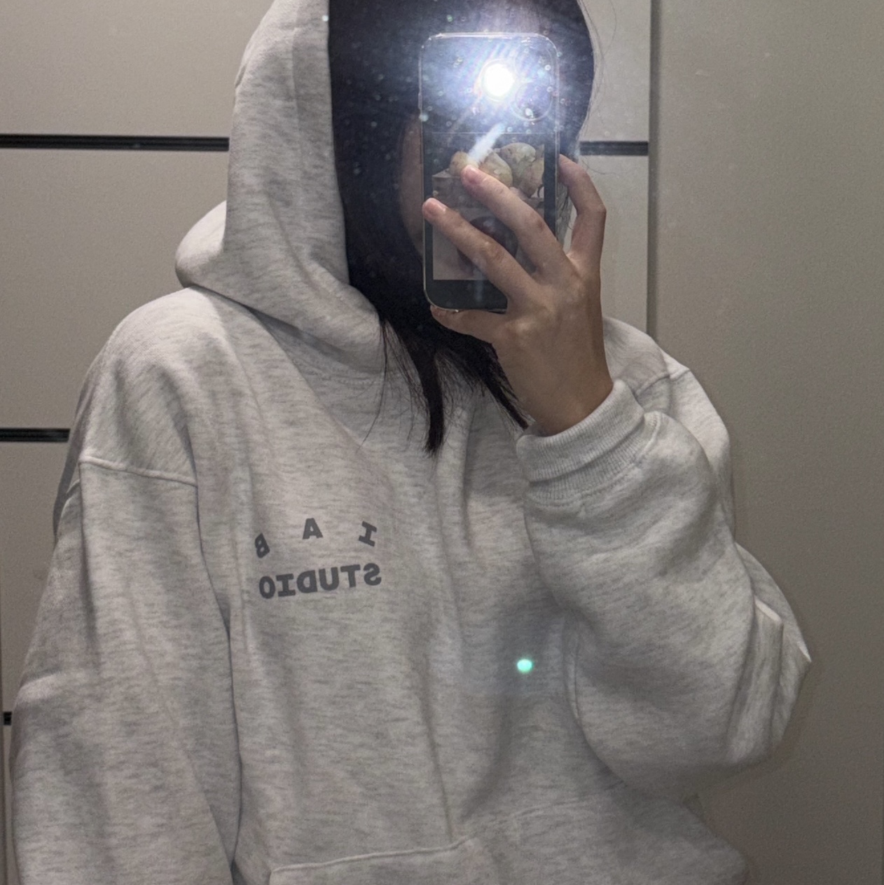 IAB Studio Hoodie Light Gray 착용 스타일