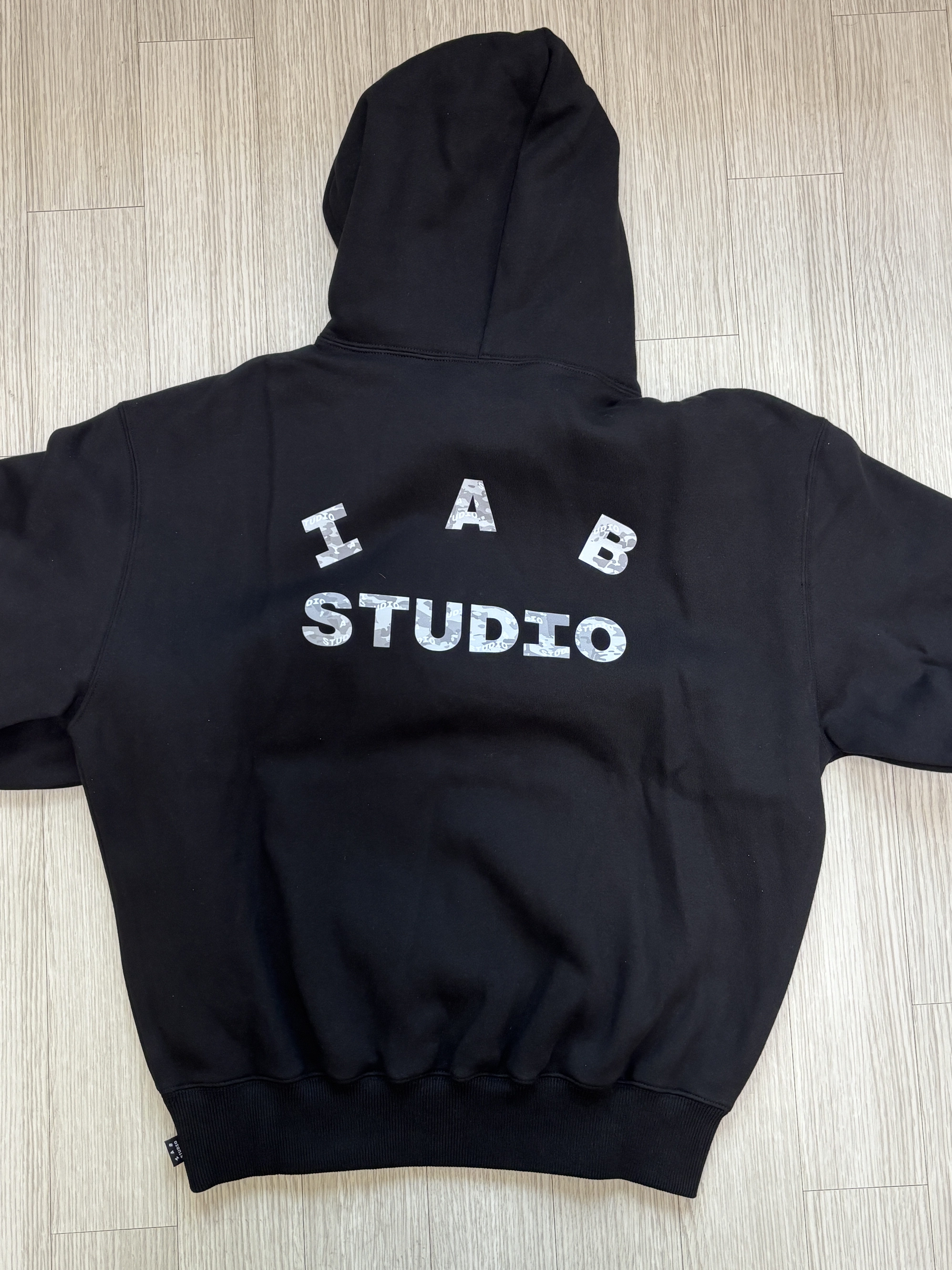 IAB Studio IAB Camo Logo Hoodie Black 착용 스타일 - 3