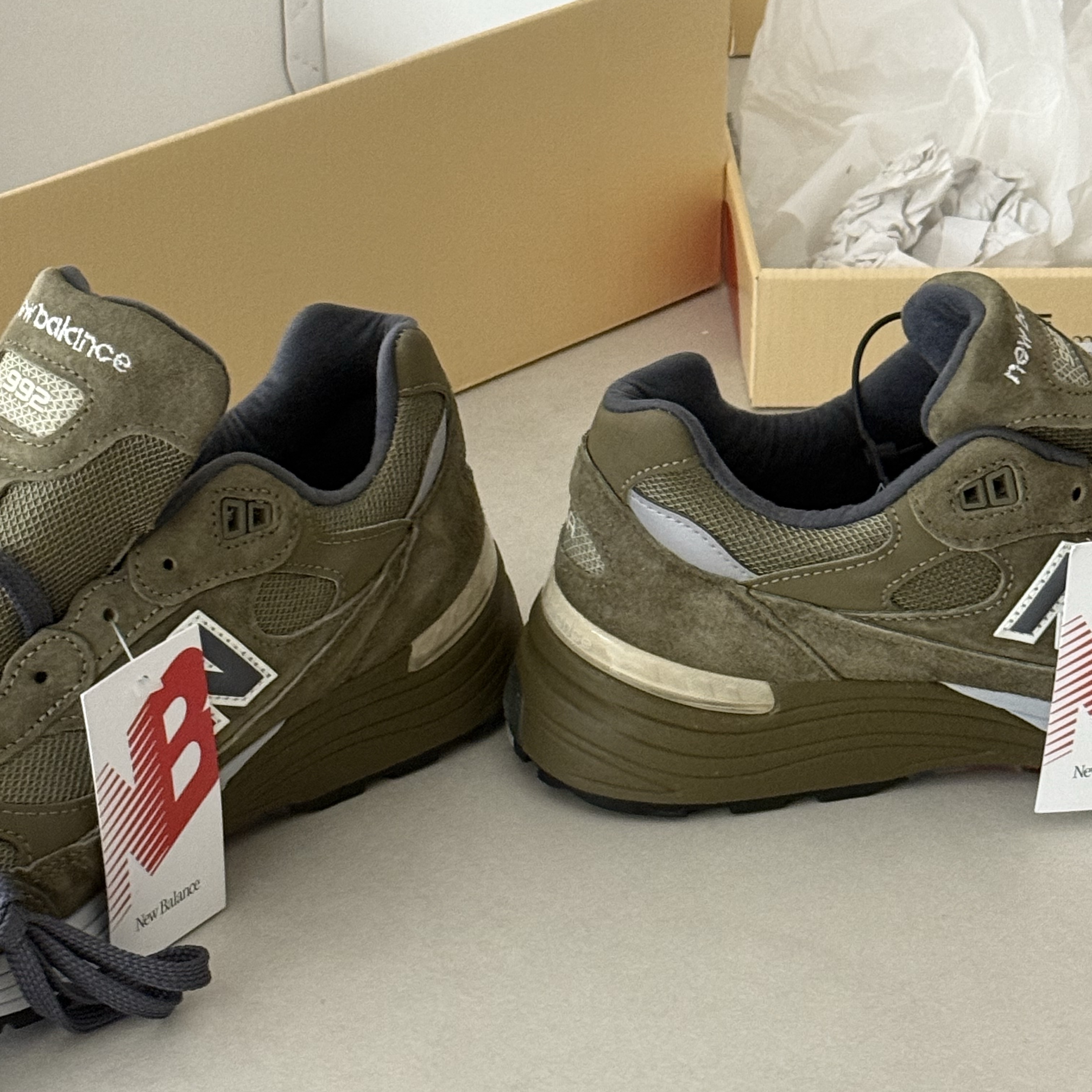 New Balance 992 Made in USA Dark Camo Covert Green - D Standard 착용 스타일 - 5