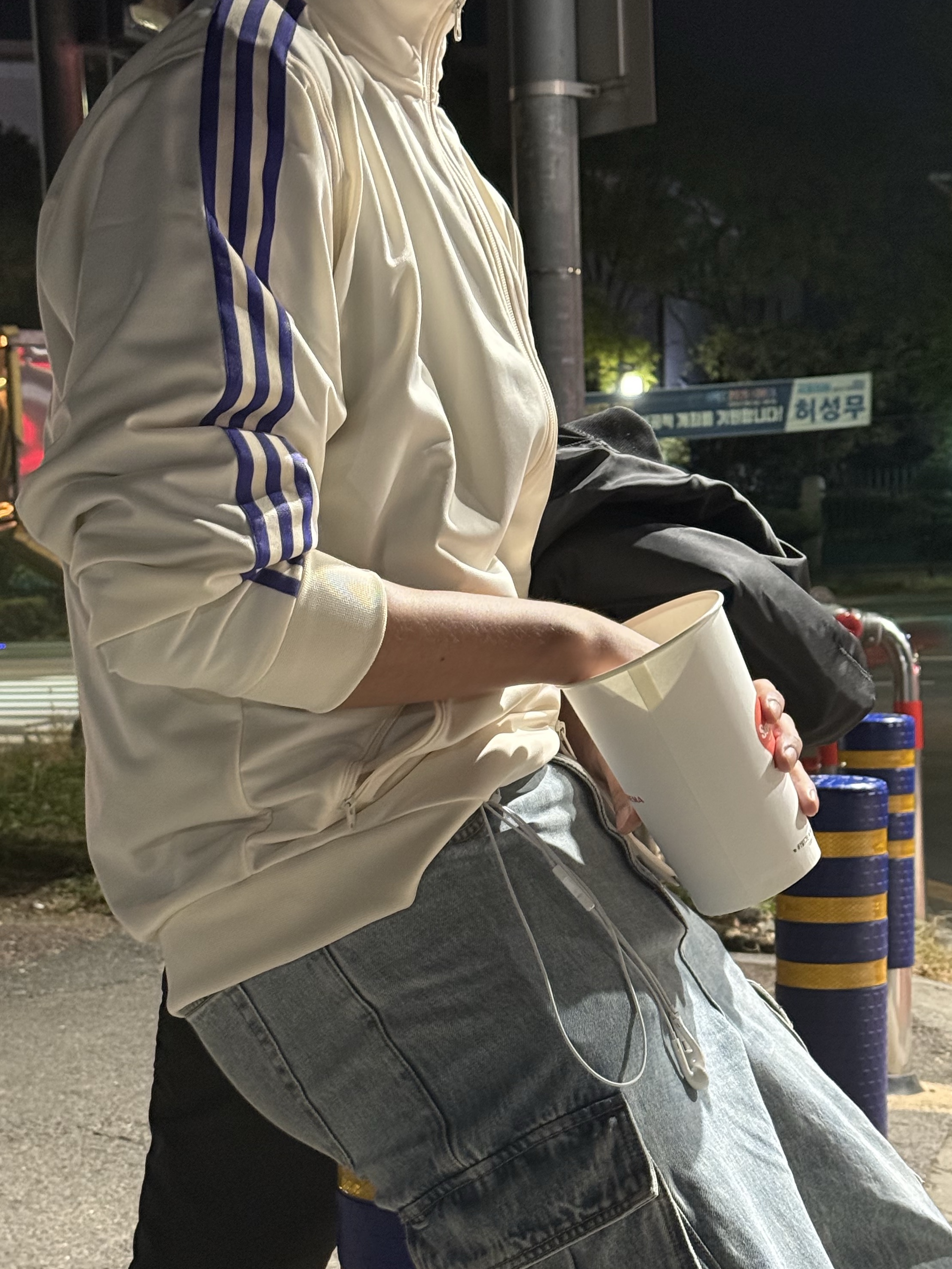 Adidas Superstar Core Black White 착용 스타일 - 3