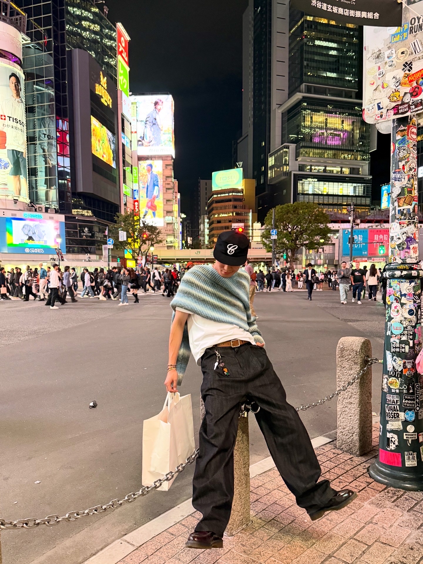 Dr. Martens Adrian Arcadia Leather Loafers Cherry Red, Starbucks x BAPE Baby Milo Keychain 착용 스타일 - 2