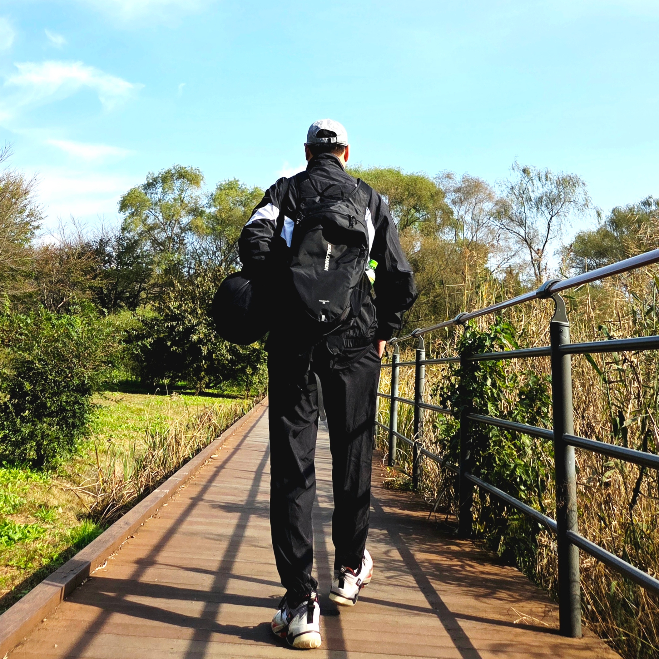 Salomon Trailblazer 20 Black, Nike Heritage 86 Futura Washed Cap Particle Grey 착용 스타일