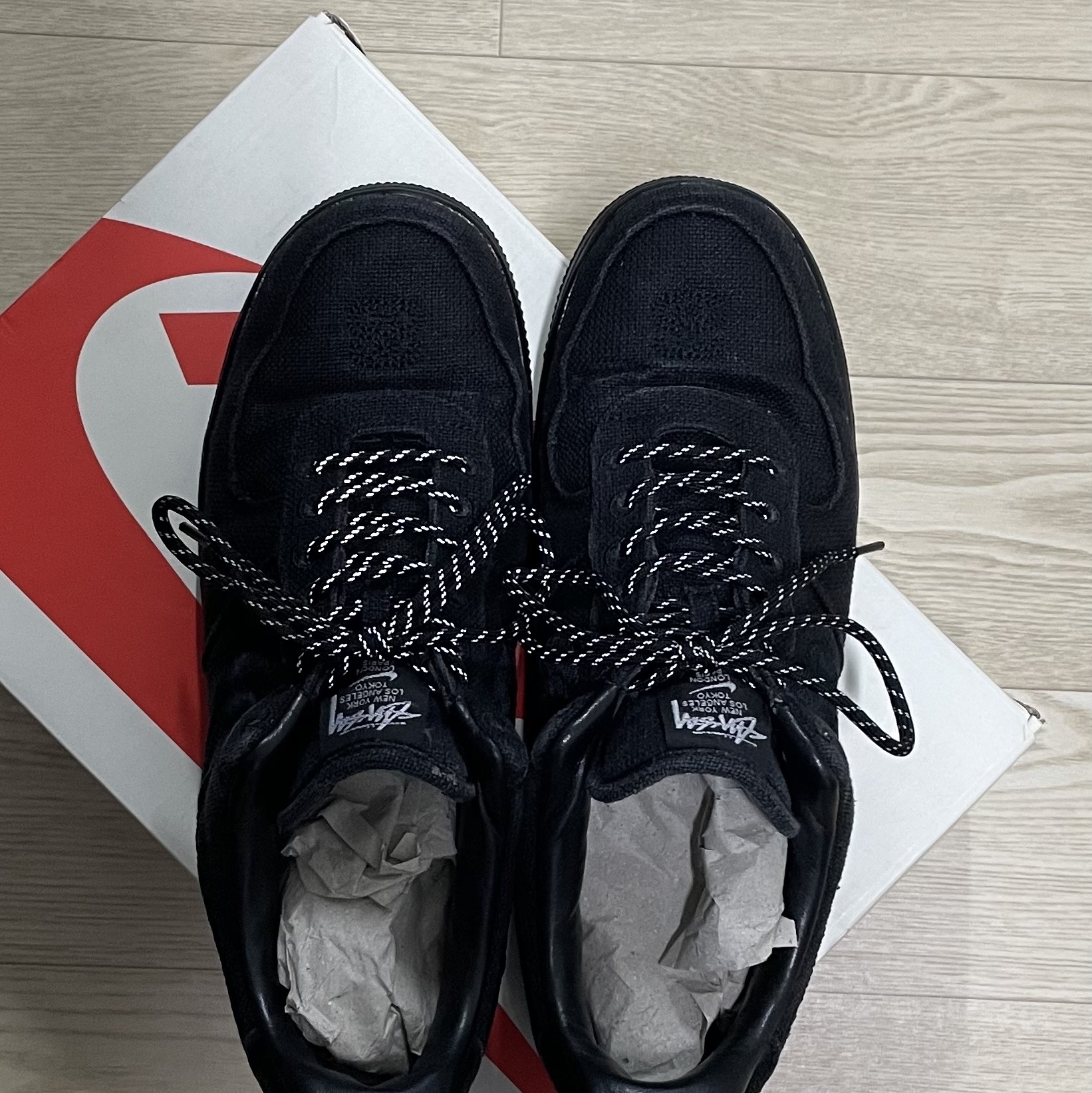 Nike x Stussy Air Force 1 Low Triple Black 착용 스타일 - 2
