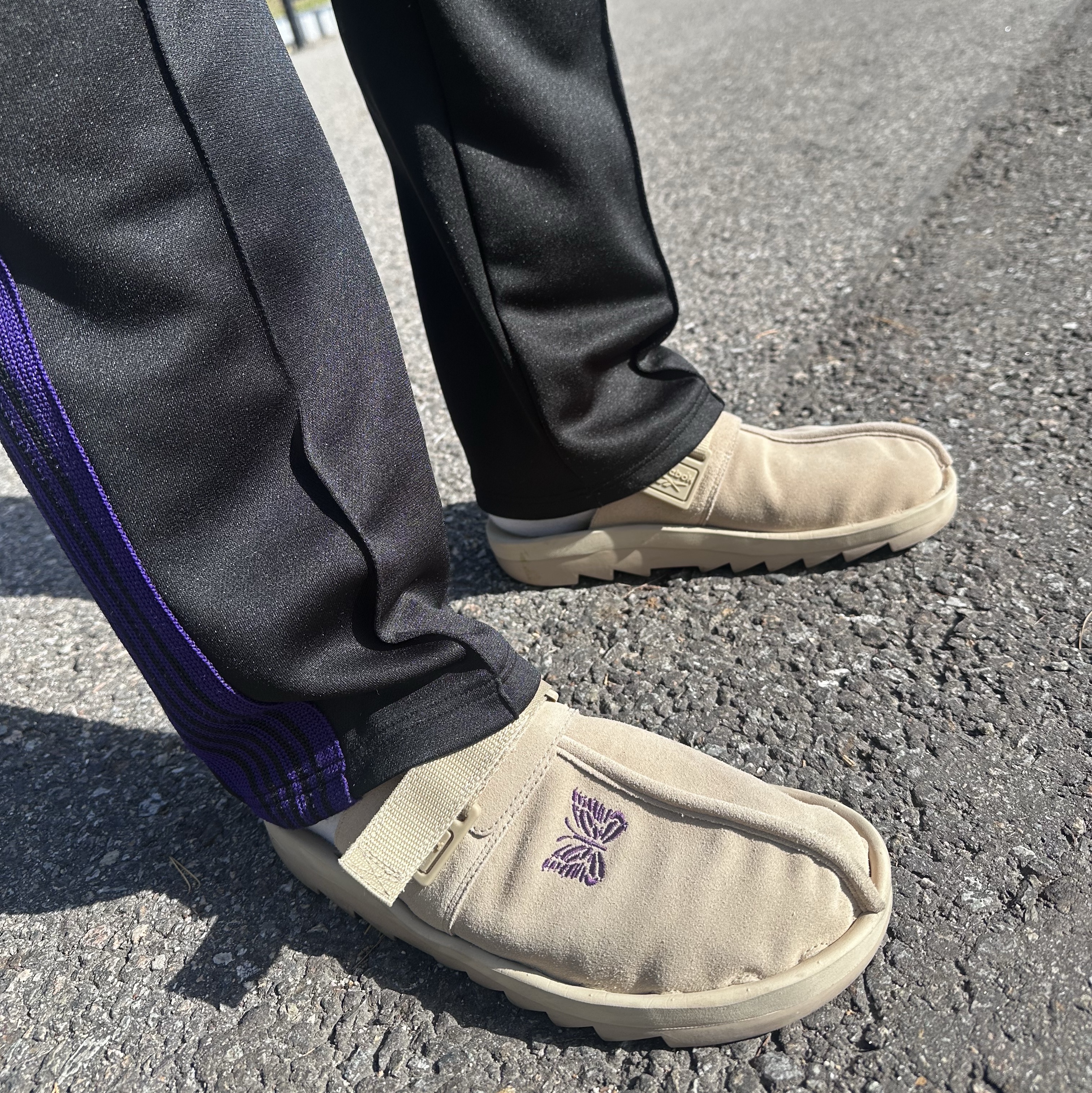 Uniqlo x Needles Fleece Oversized Cardigan Black - KR, Needles Narrow Track Pants Dark Purple 착용 스타일 - 2