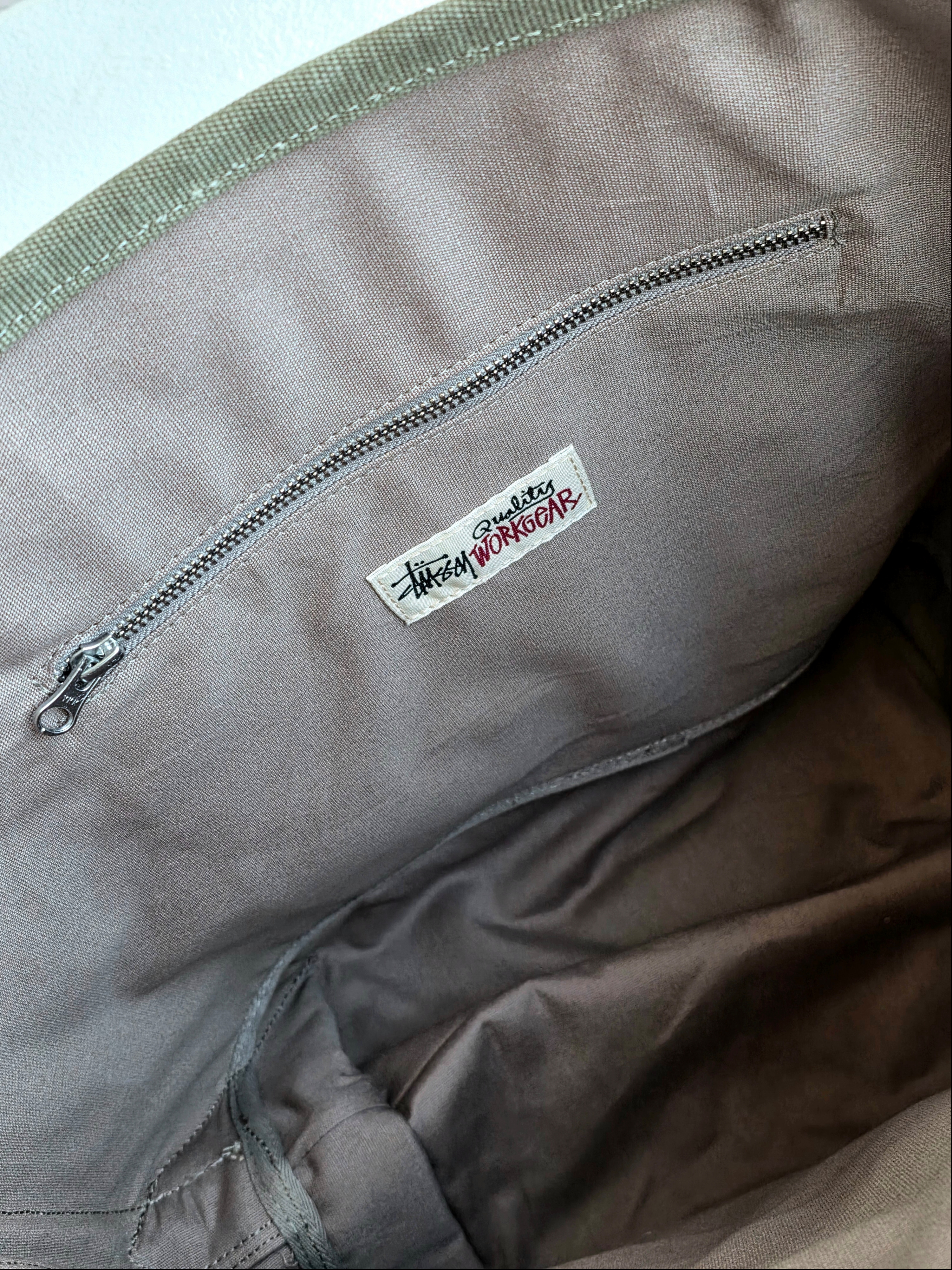 Stussy Waxed Canvas Market Tote Stone 착용 스타일 - 2