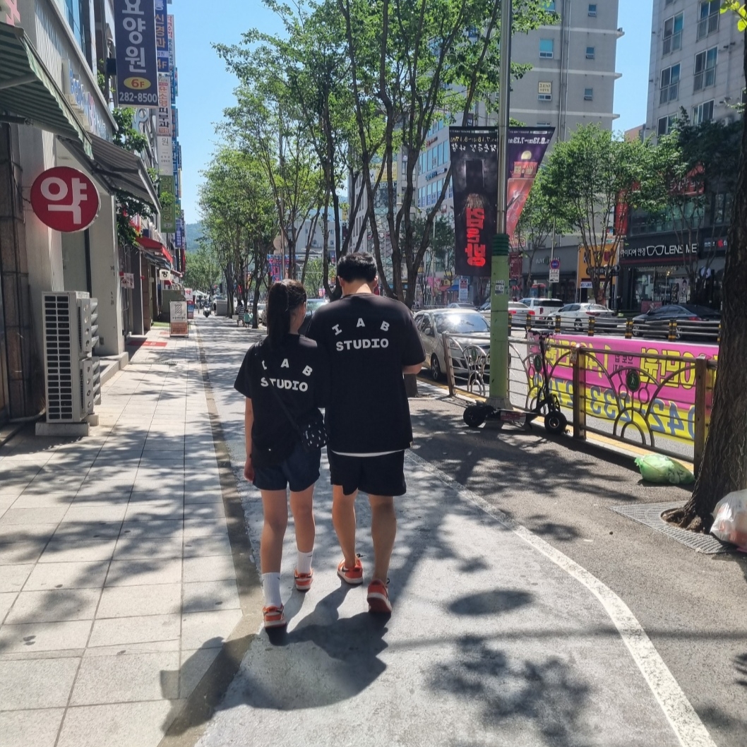 IAB Studio 10th Anniversary T-Shirt Black, Stussy Big Basic Water Shorts Black 착용 스타일