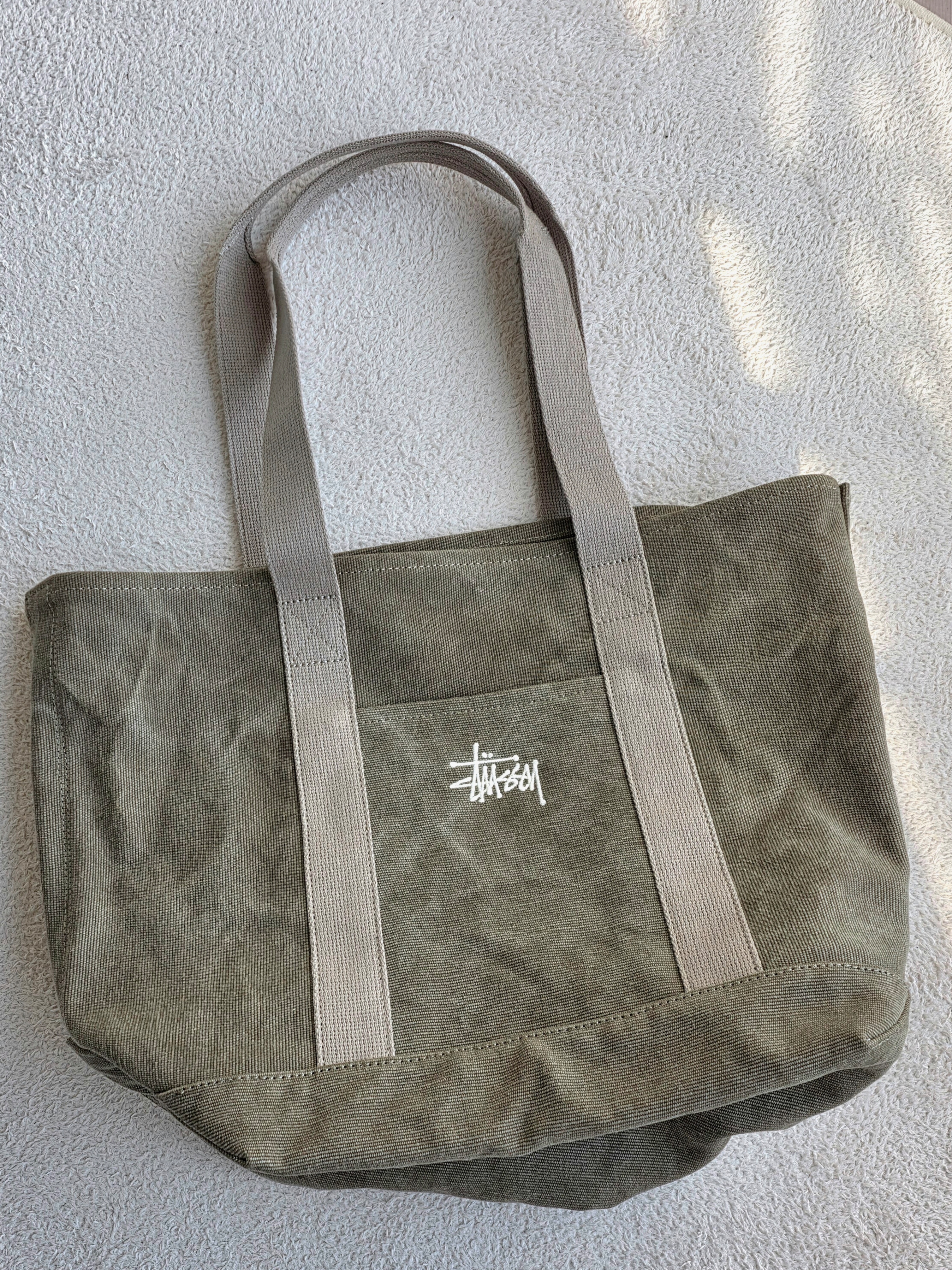 Stussy Waxed Canvas Market Tote Stone 착용 스타일 - 1