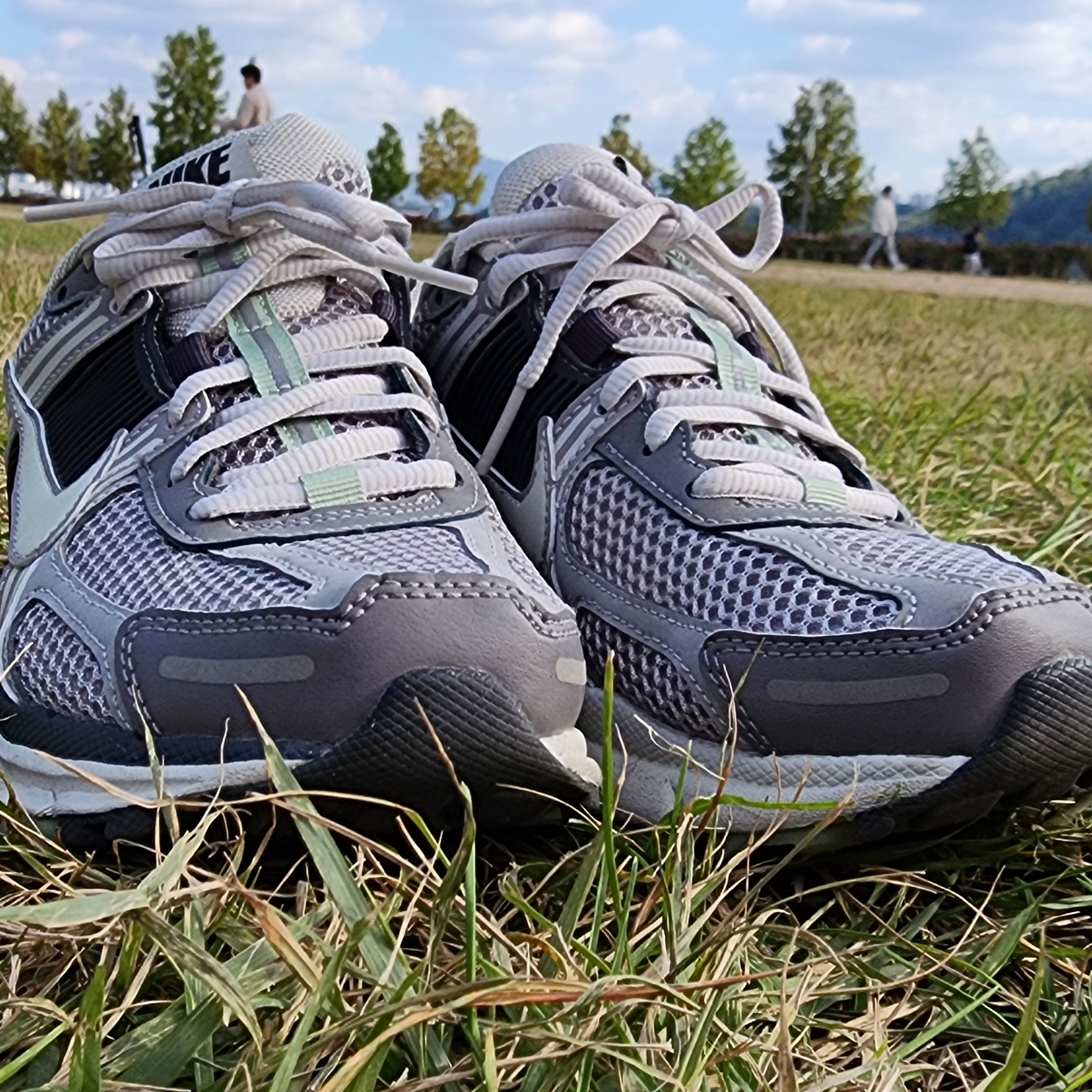 (W) Nike Zoom Vomero 5 Cobblestone and Flat Pewter 착용 스타일
