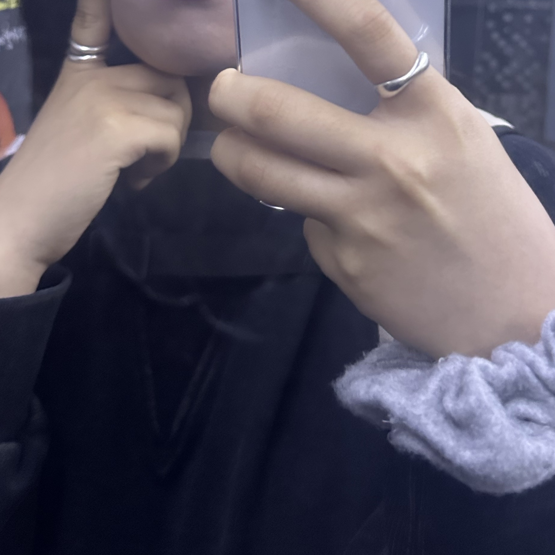 (W) Mischief Bleached Pullover Hoodie Washed Black 착용 스타일
