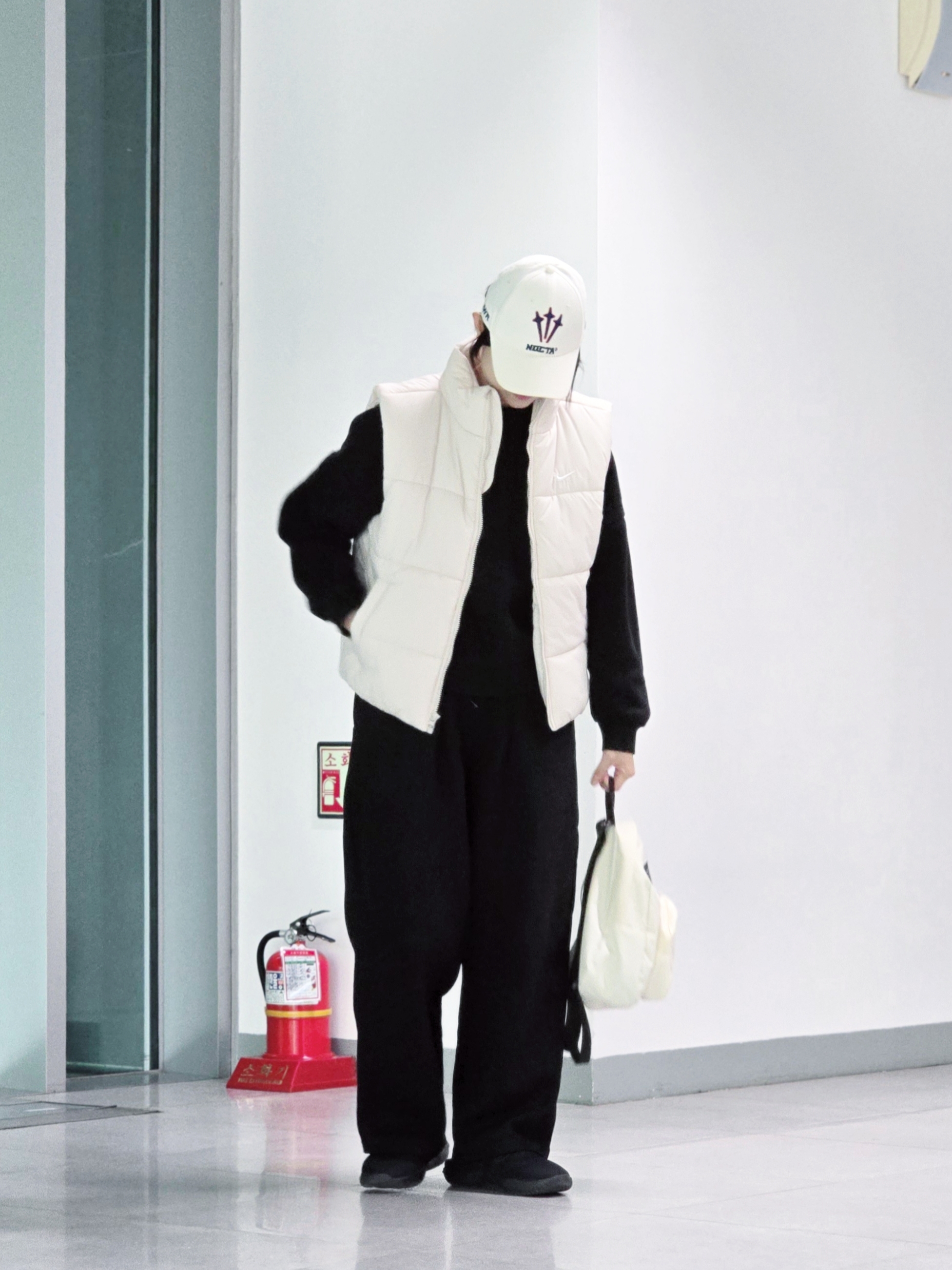 Nike x Drake Nocta NRG LU L91 Cap White, (W) Nike NSW Classic Padded Therma-Fit Loose Vest Light Orewood Brown White - Asia 착용 스타일 - 2