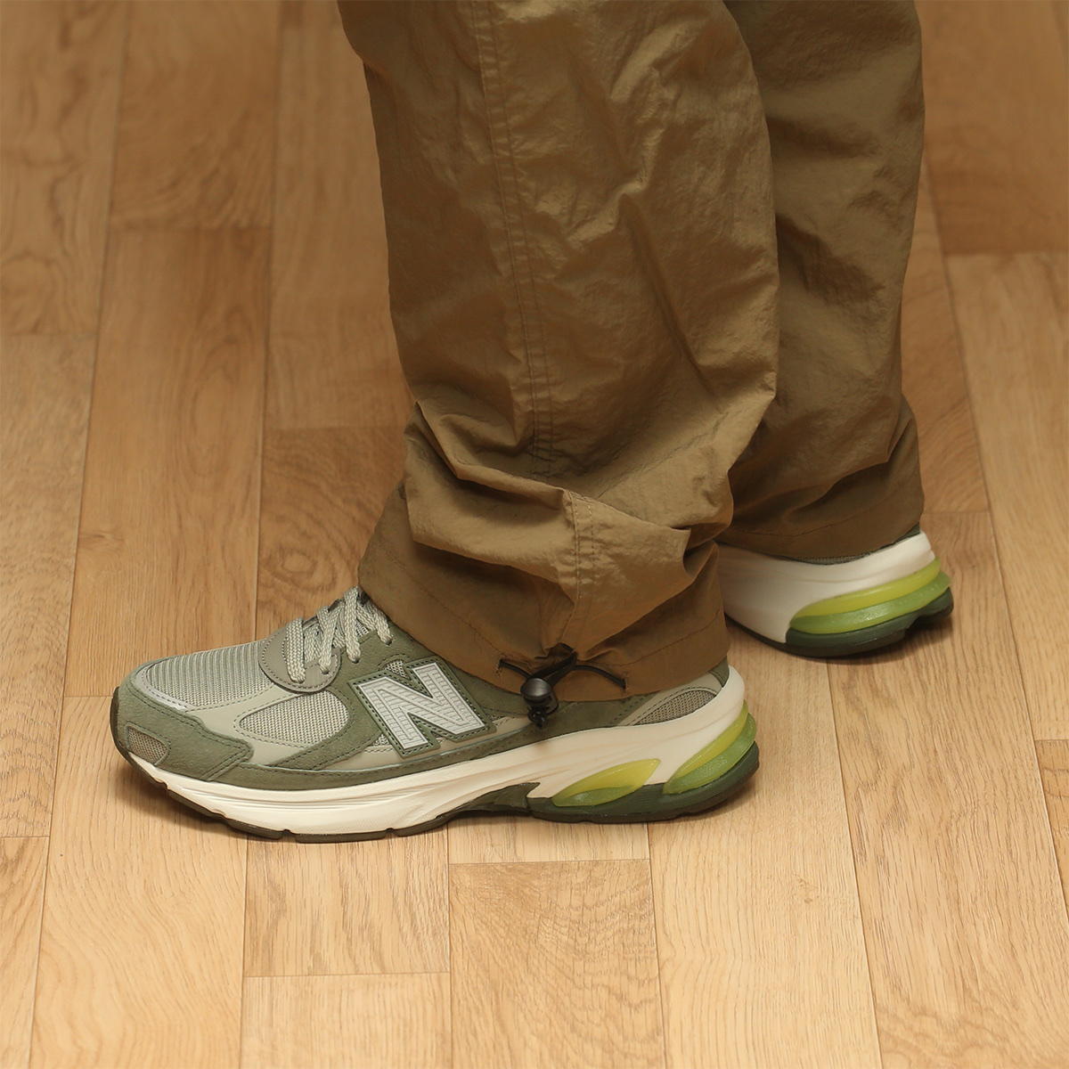 New Balance x WTAPS Abzorb 2010 Wrought Iron Agave Green - D Standard 착용 스타일 - 2