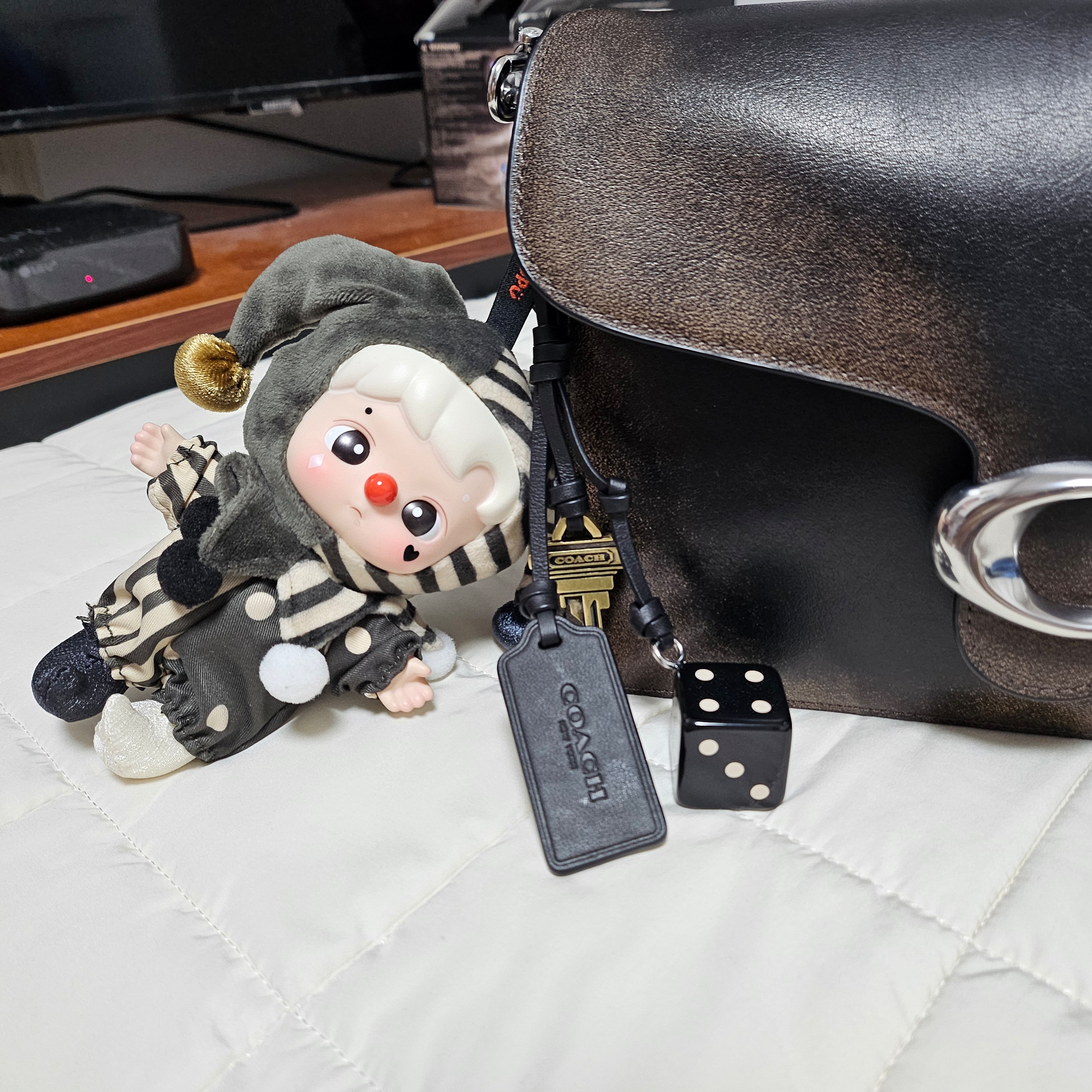 Pop Mart Why So Serious Series Vinyl Plush Pendant Silver Mist Clown (Opened Case) 착용 스타일