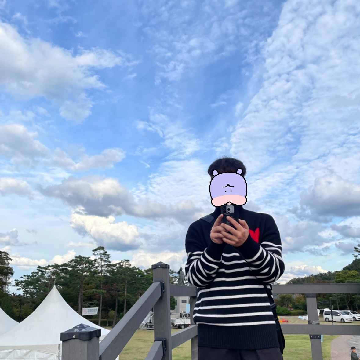 AMI de Coeur Striped Oversize Intarsia Funnel Neck Sweater Black White 착용 스타일
