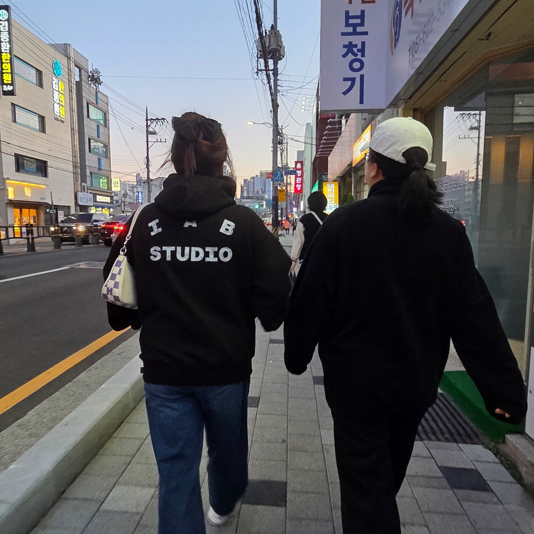 IAB Studio IAB Camo Logo Hoodie Black 착용 스타일 - 1
