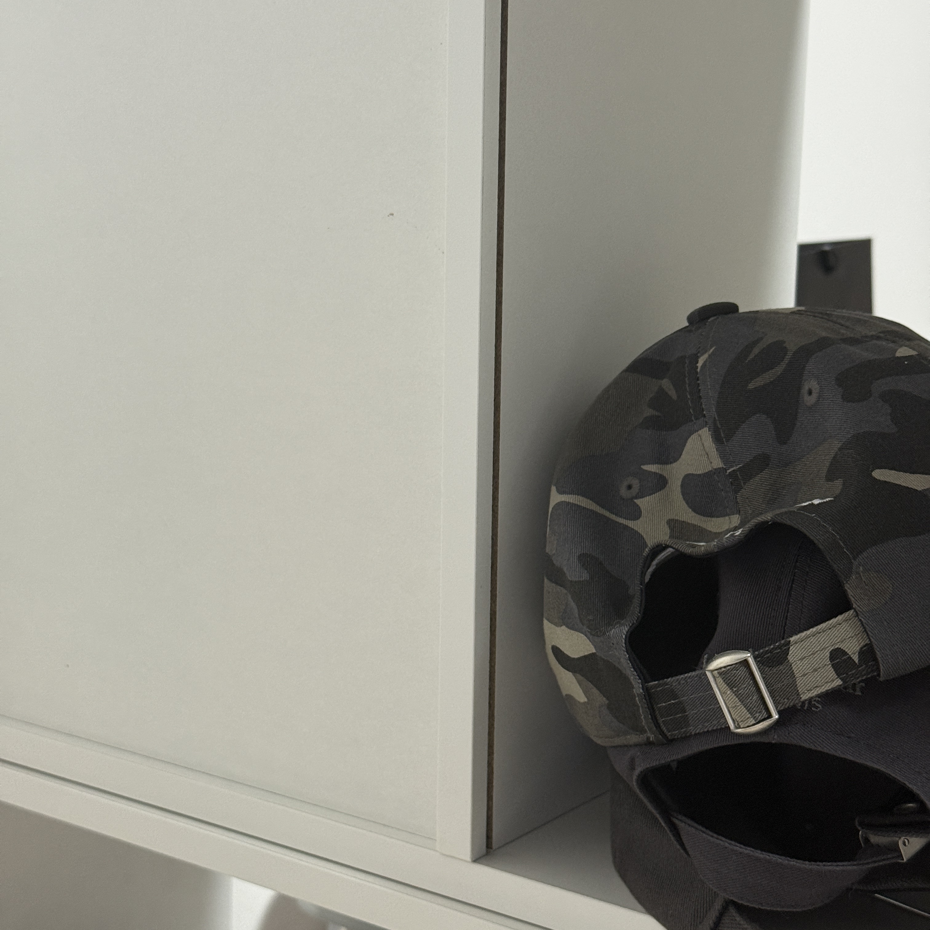 BORN TO WIN Small B Symbol Ball Cap Camo 착용 스타일