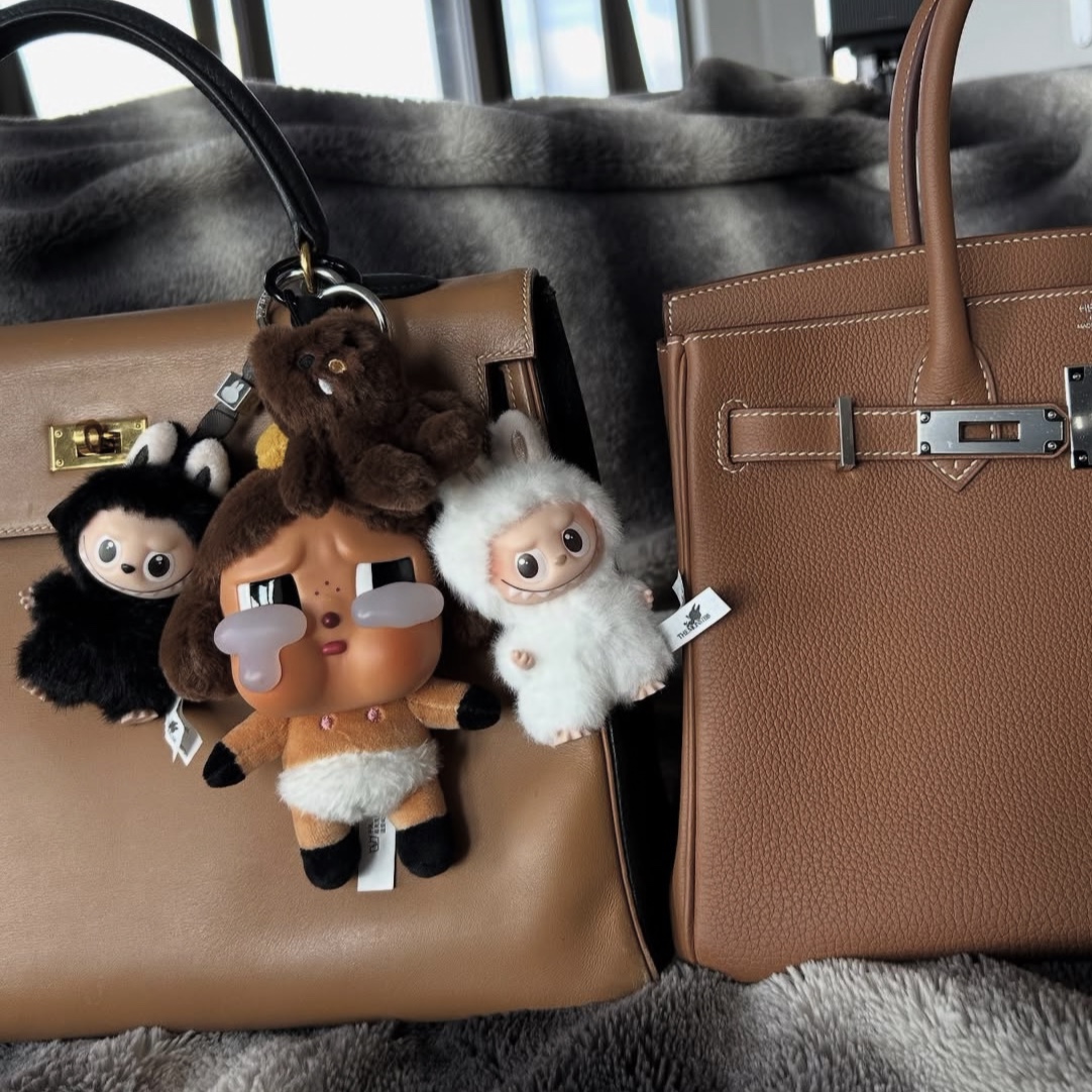 Pop Mart Labubu The Monsters Pin For Love Series Vinyl Plush Pendant (A-M) H (Opened Case), Pop Mart Labubu The Monsters Pin For Love Series Vinyl Plush Pendant (N-Z) R (Opened Case) 착용 스타일