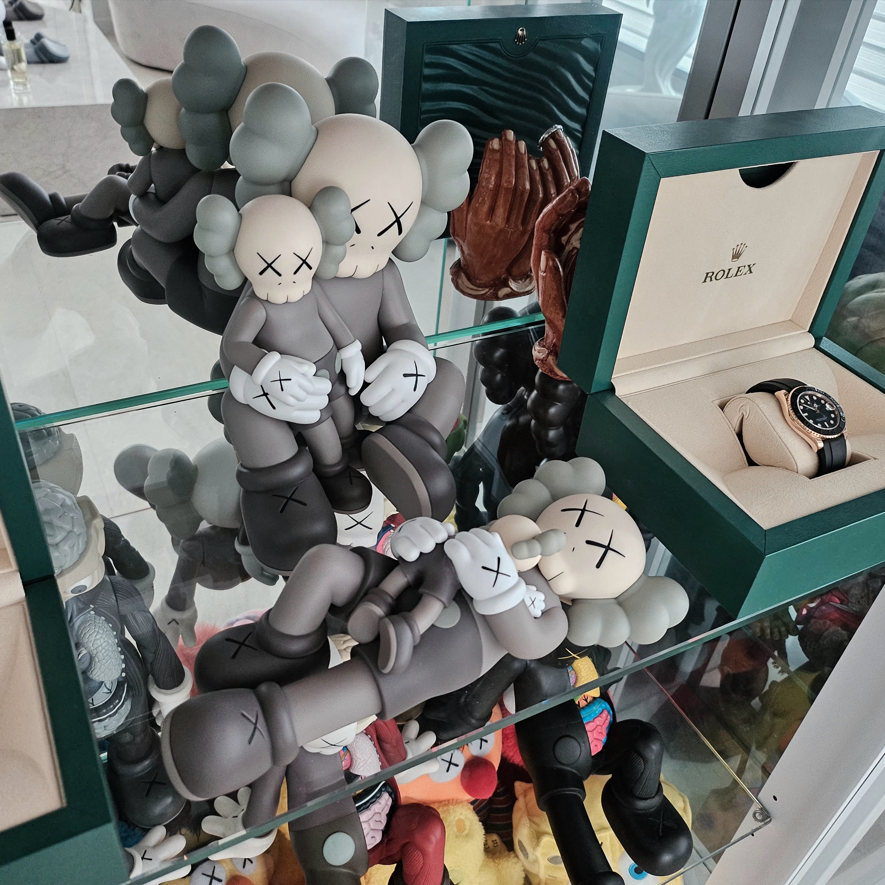 Kaws Holiday Changbai Mountain Vinyl Figure Brown, Kaws Holiday Singapore Vinyl Figure Brown 착용 스타일