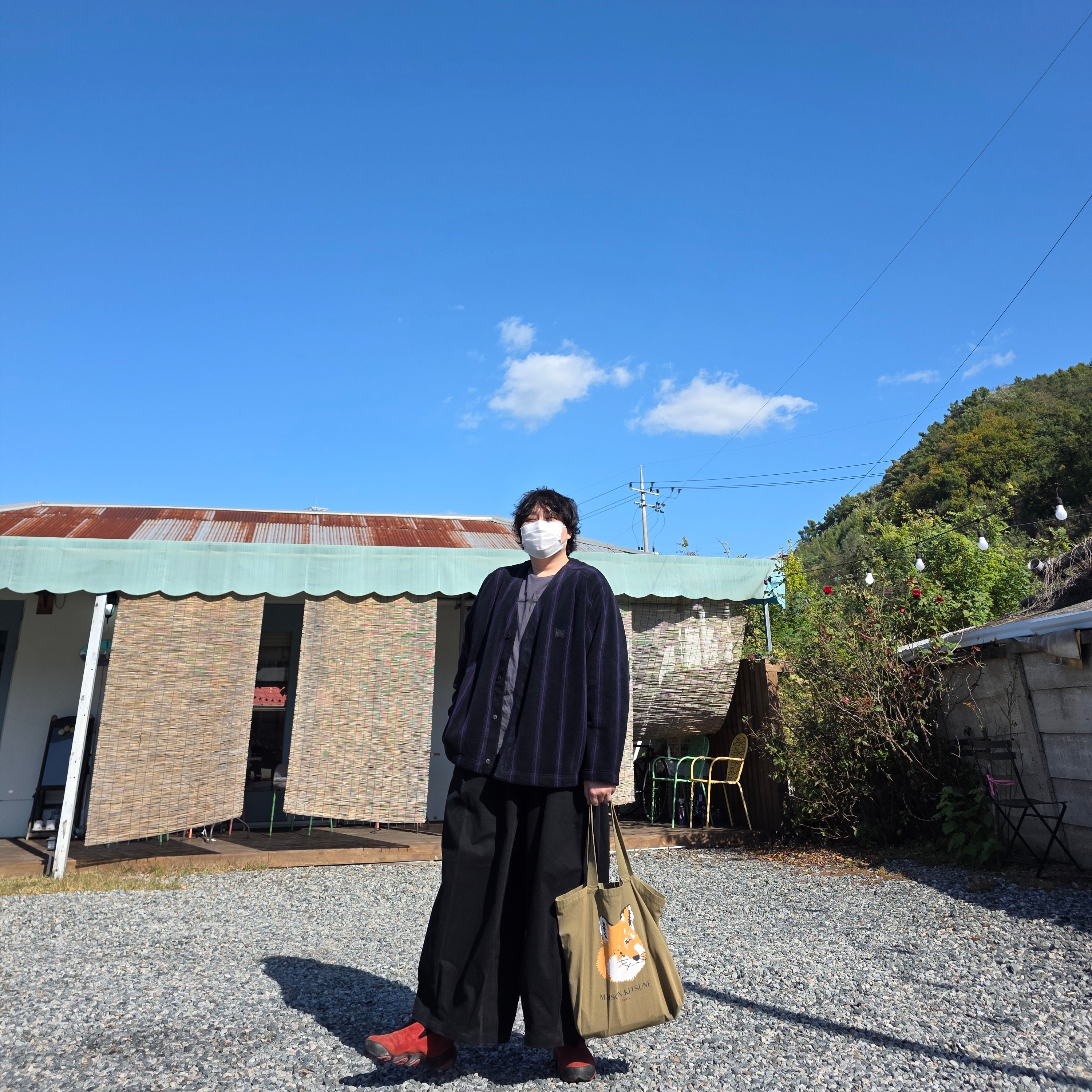 Maison Kitsune Fox Head Tote Bag Dark Khaki, Uniqlo x Needles Fleece Oversized Cardigan Black - KR 착용 스타일 - 3