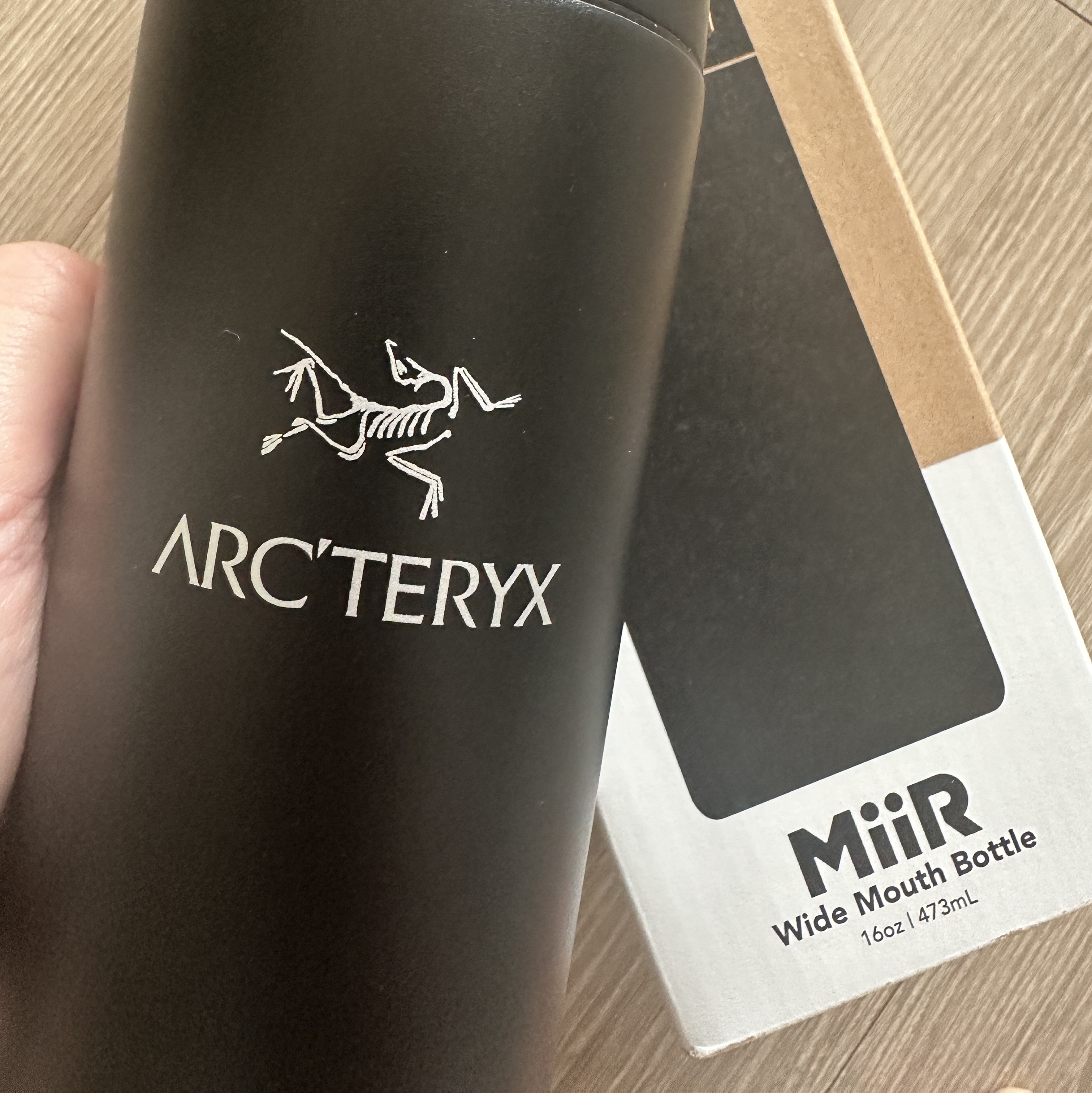 Arc'teryx Wide Mouth Bottle 16oz Black 착용 스타일