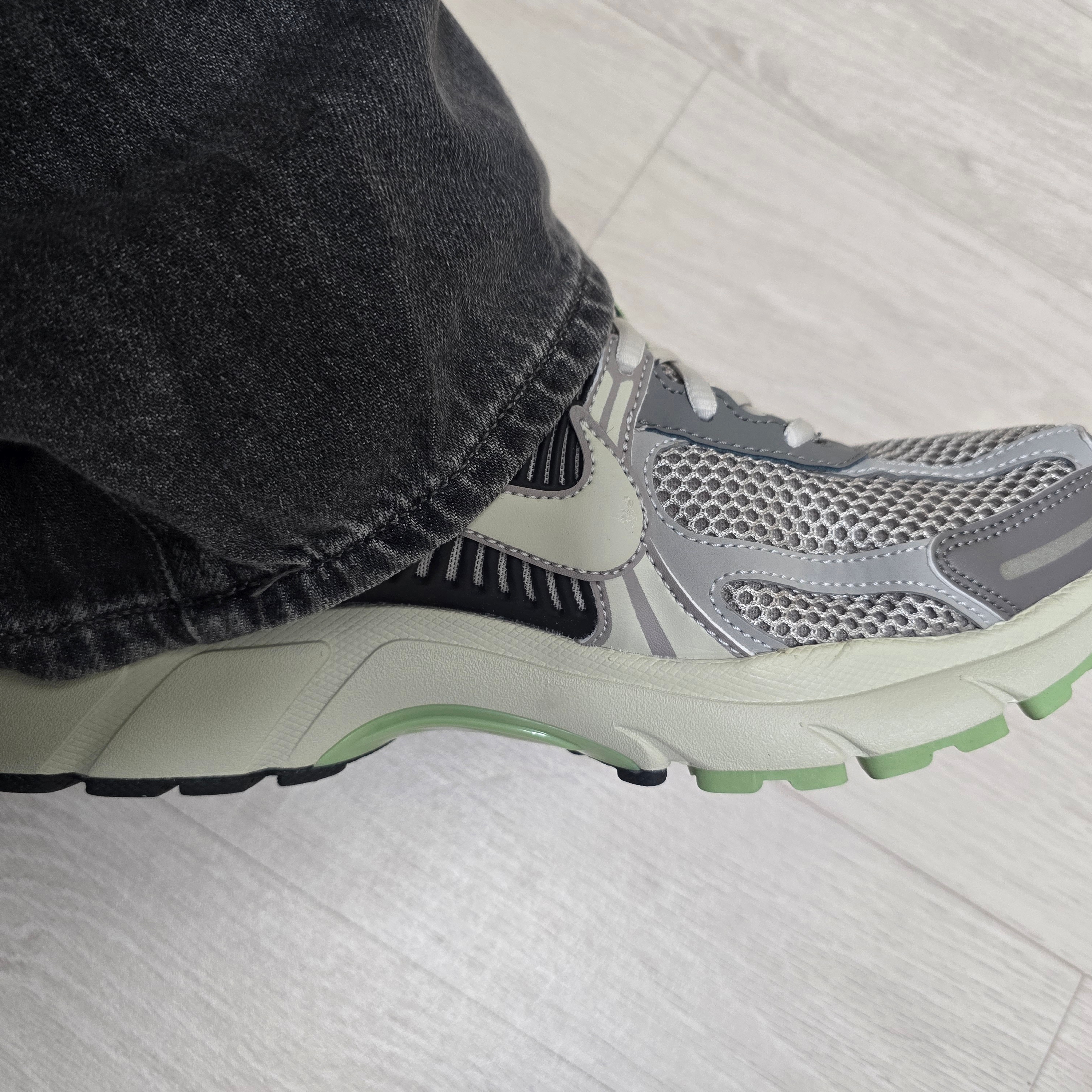 (W) Nike Zoom Vomero 5 Cobblestone and Flat Pewter 착용 스타일 - 2