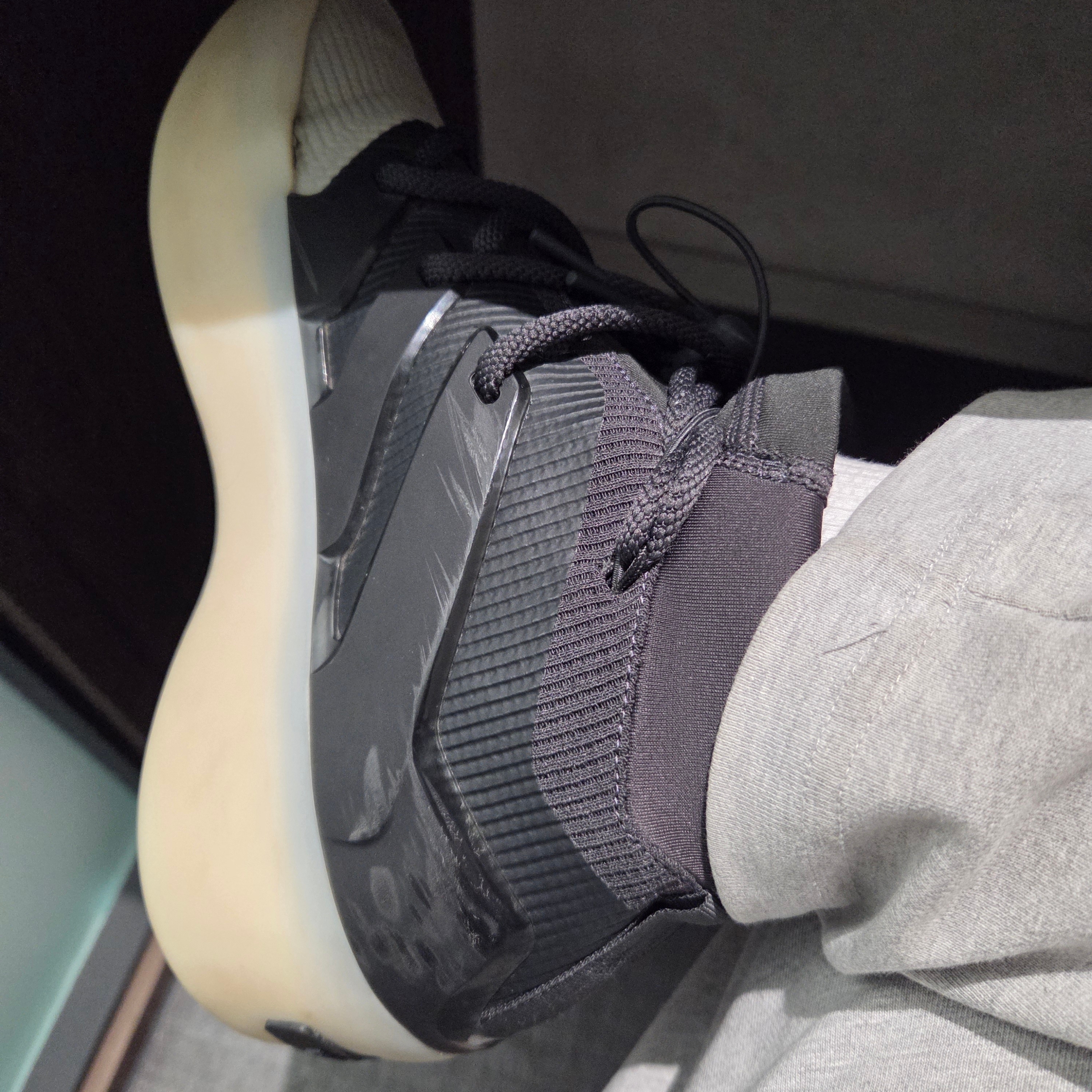 Adidas x Fear of God Athletics I Basketball Carbon Sesame 착용 스타일