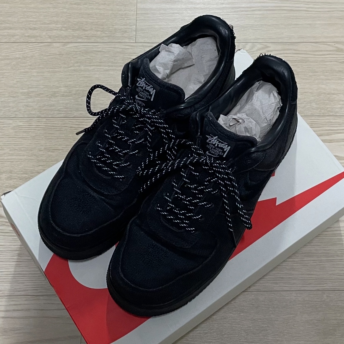 Nike x Stussy Air Force 1 Low Triple Black 착용 스타일 - 1