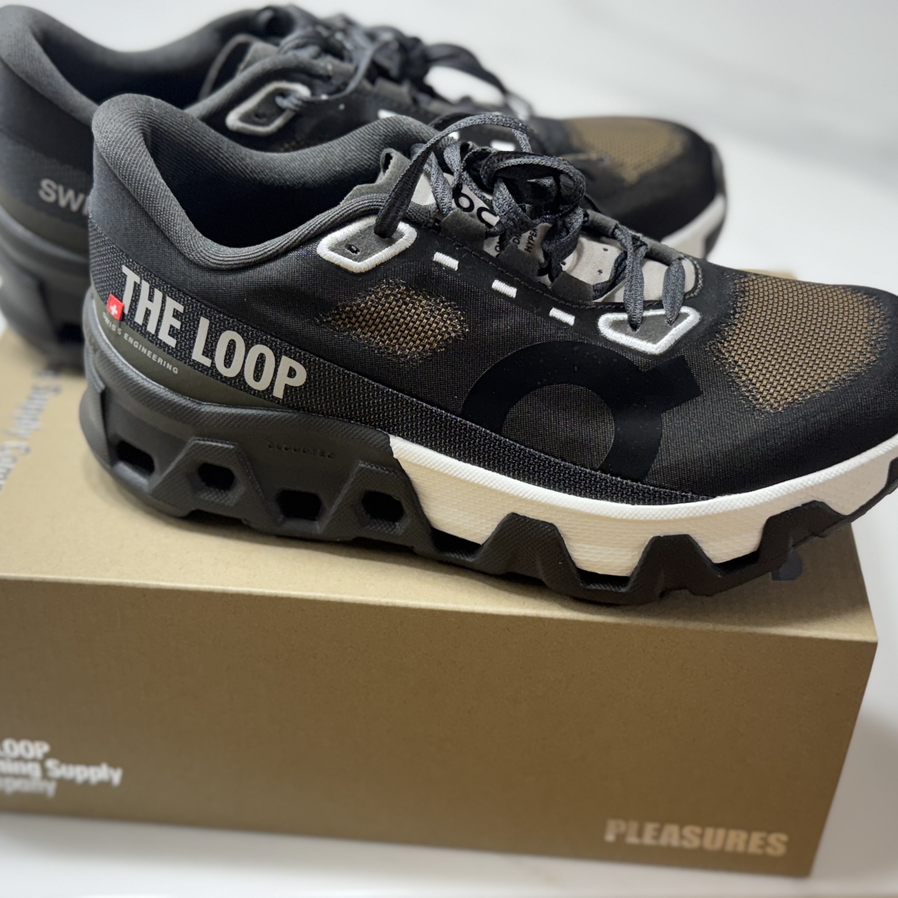 (W) On Running x Pleasures x The Loop Cloudmonster Hyper Espresso 착용 스타일
