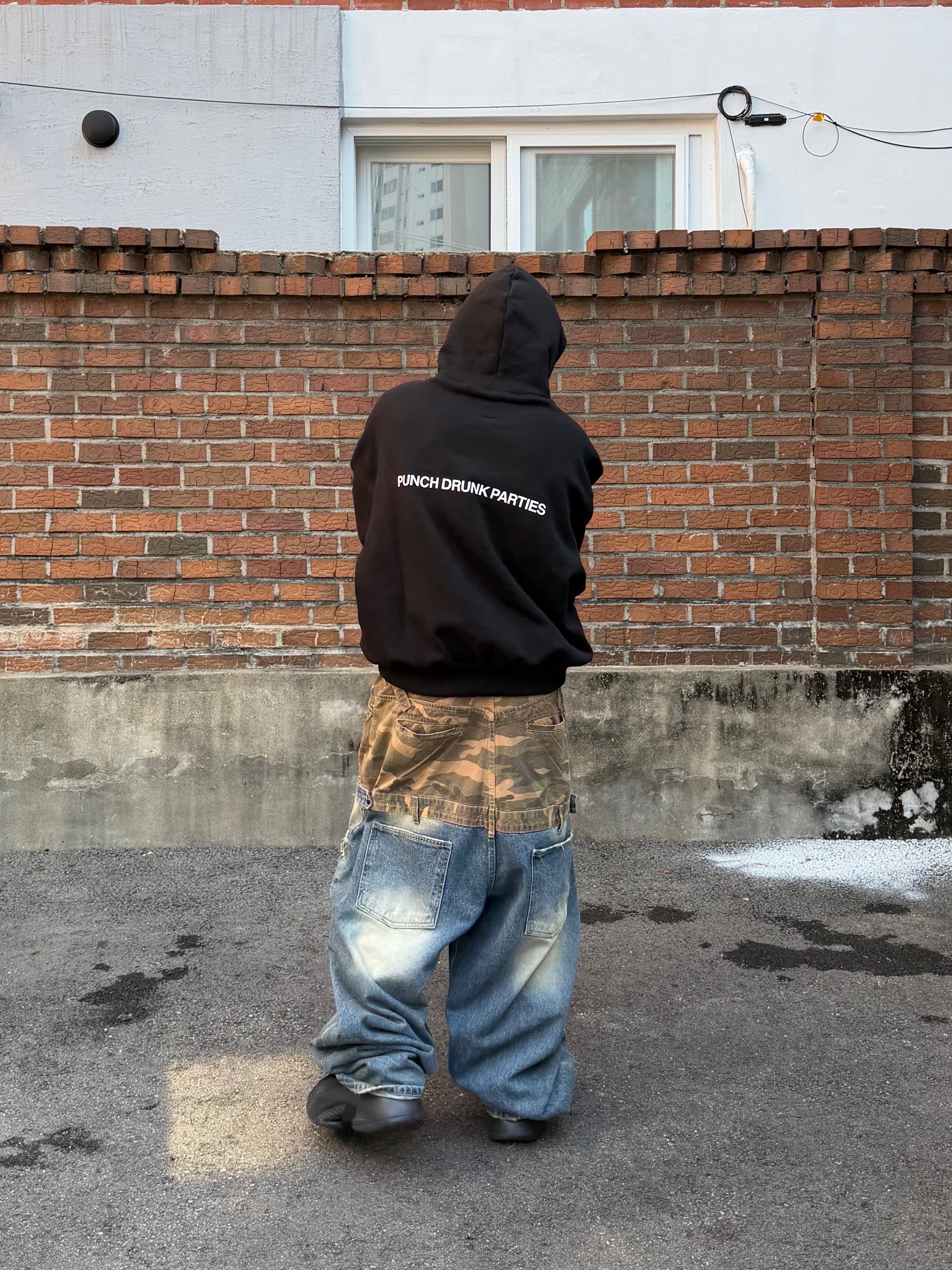 Punch Drunk Parties Circle Logo Oversized Hoodie Black 착용 스타일 - 1