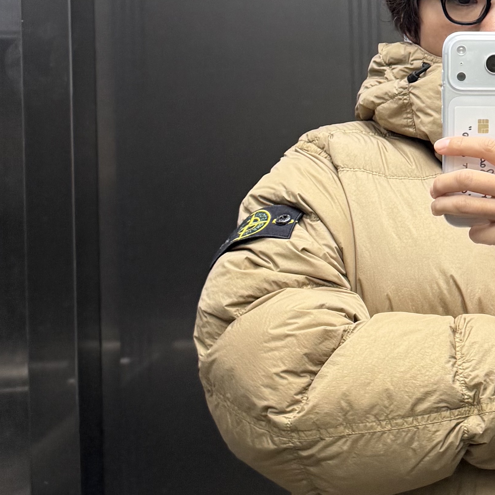 Stone Island 40723 Crinkle Reps Hooded Down Jacket Biscuit - 24FW 착용 스타일