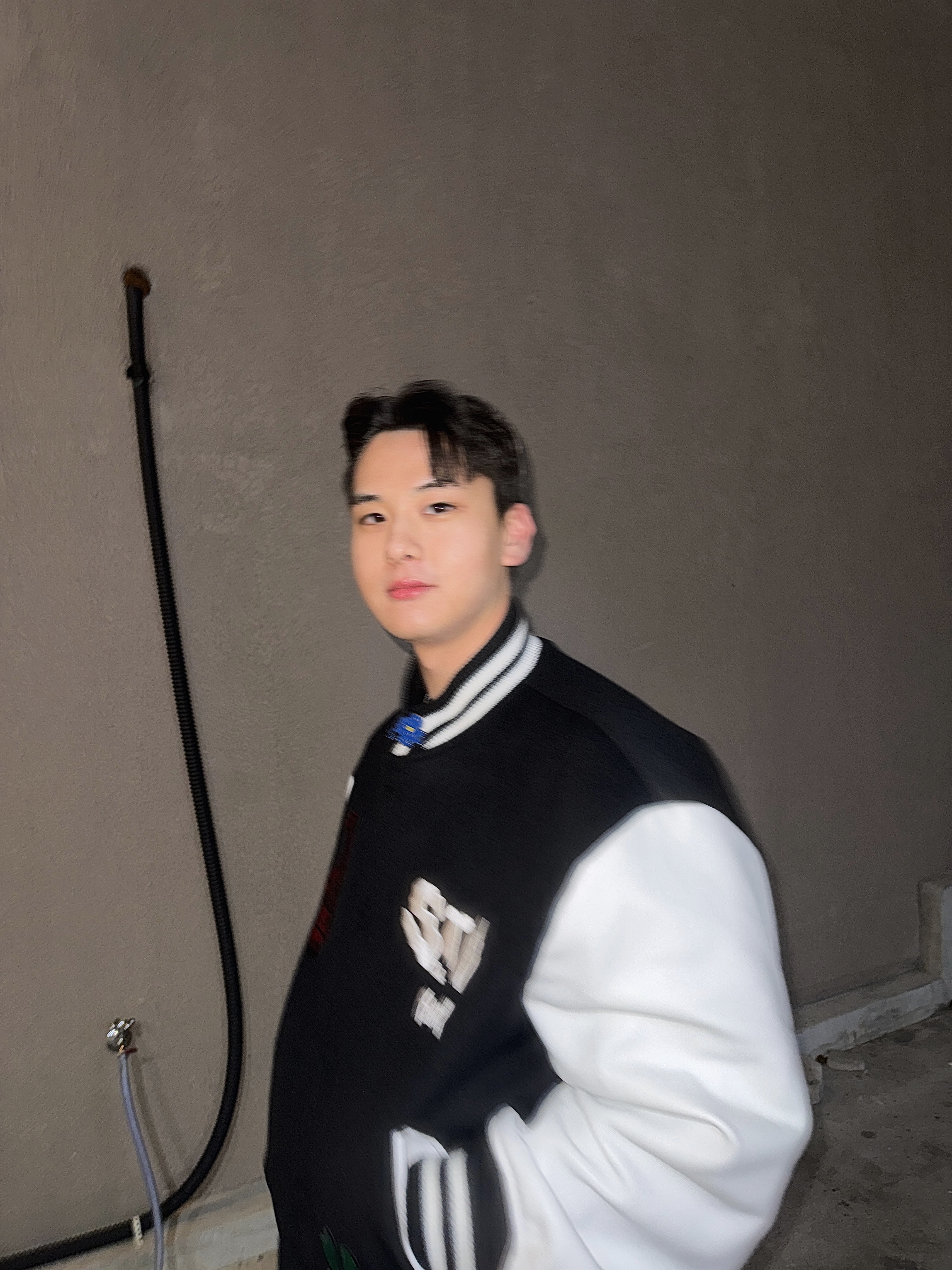 STU X HANK Varsity Jacket Black, Nos Couleurs x Koin x Llud Rivet Carpenter Pants White 착용 스타일 - 2