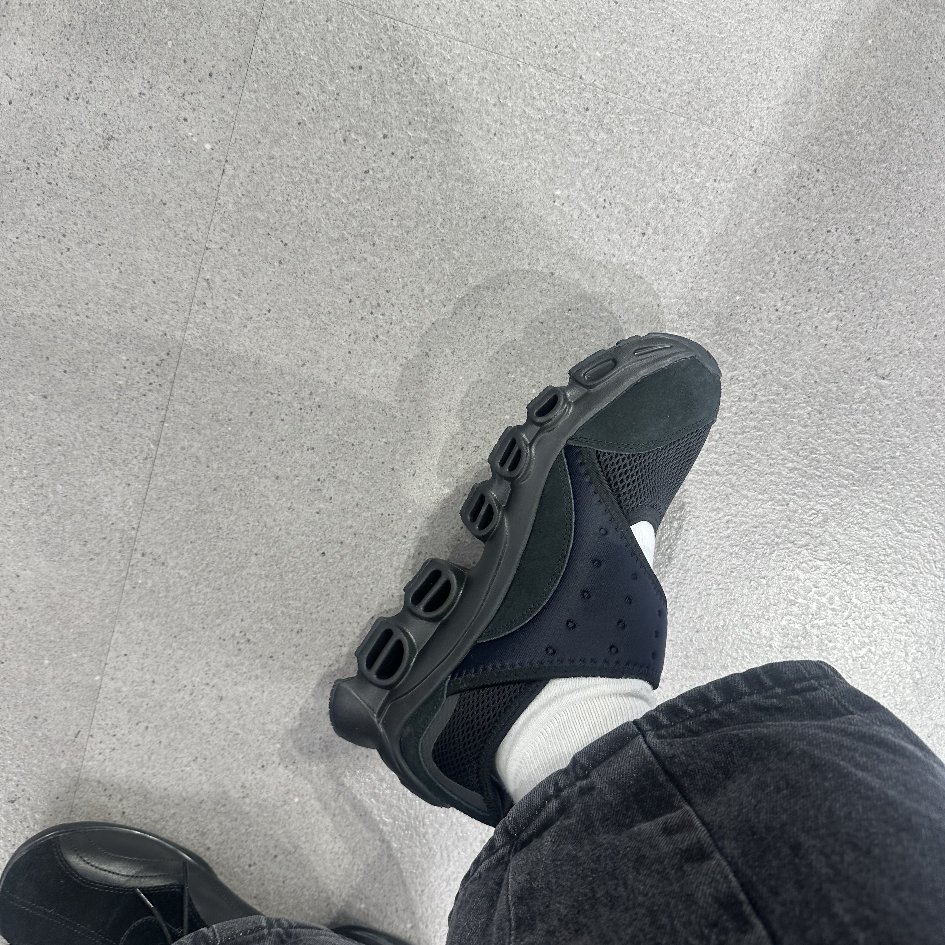 (W) Adidas Ozwave Sandal Core Black Silver Metallic 착용 스타일