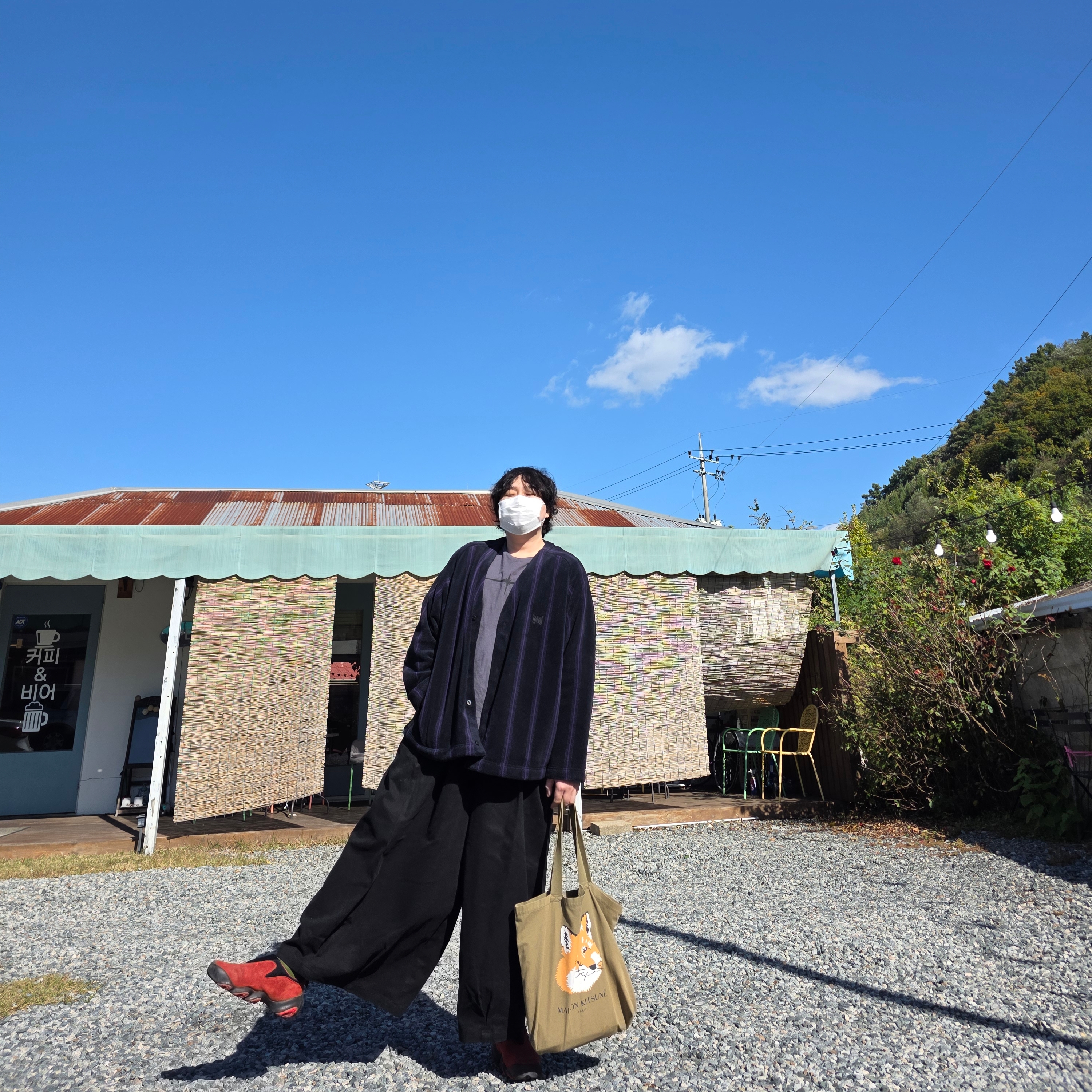 Maison Kitsune Fox Head Tote Bag Dark Khaki, Uniqlo x Needles Fleece Oversized Cardigan Black - KR 착용 스타일 - 4