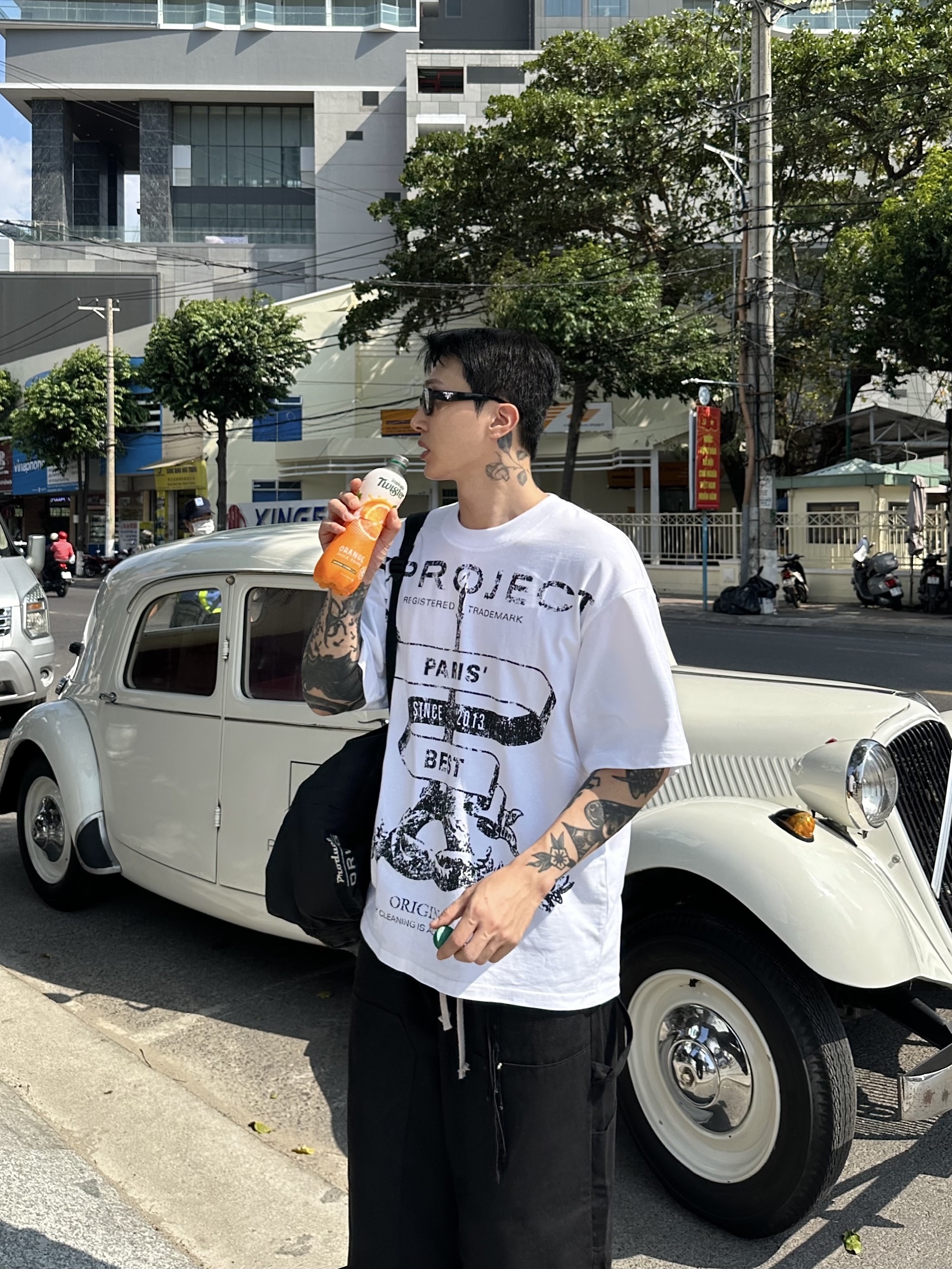 Y/Project Paris Best T-Shirt White - 23SS, Prada Symbole Sunglasses Slate Gray Lenses Alternative fit 착용 스타일