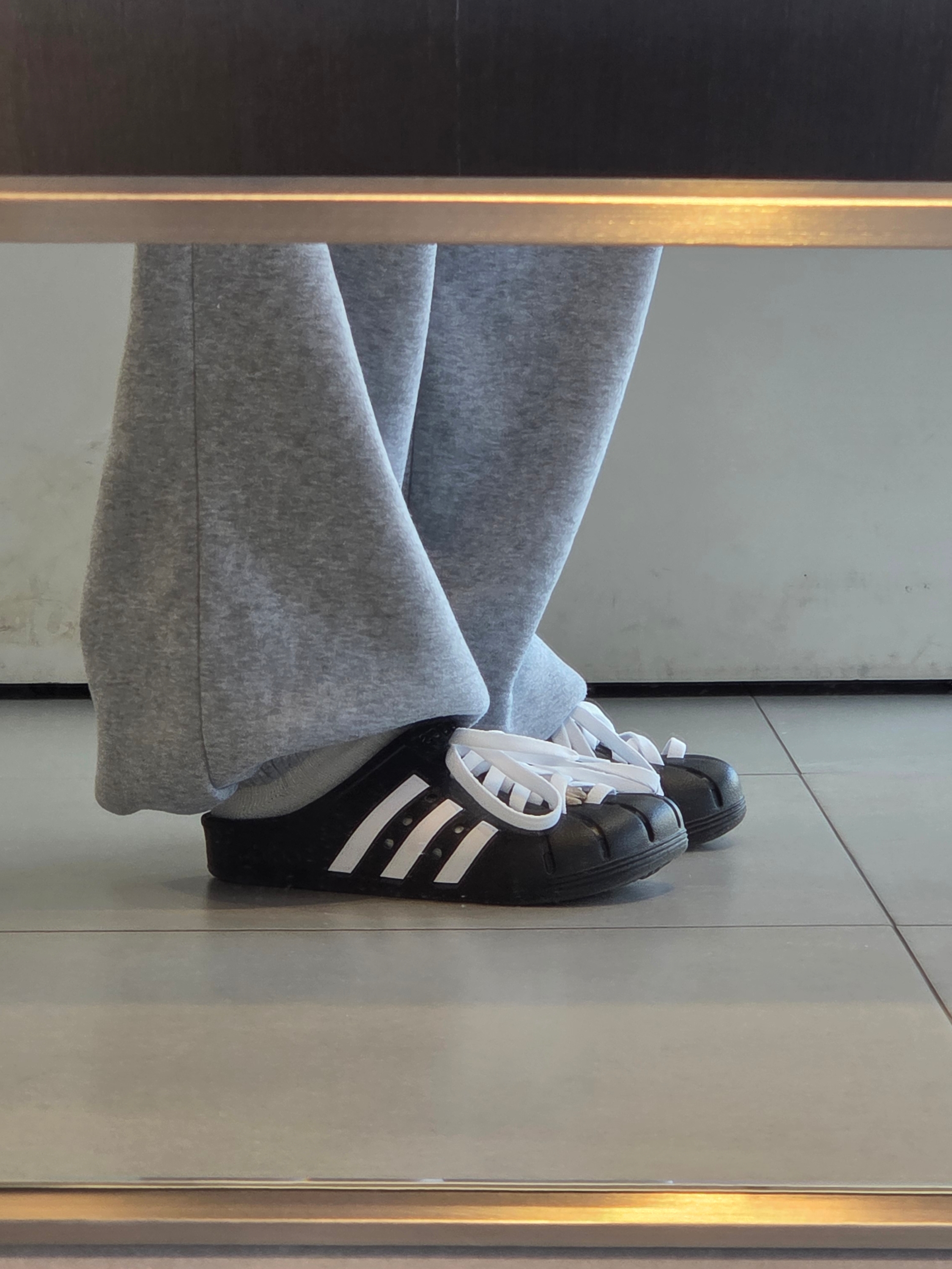 Adidas Adilette Clog Black White 착용 스타일 - 3