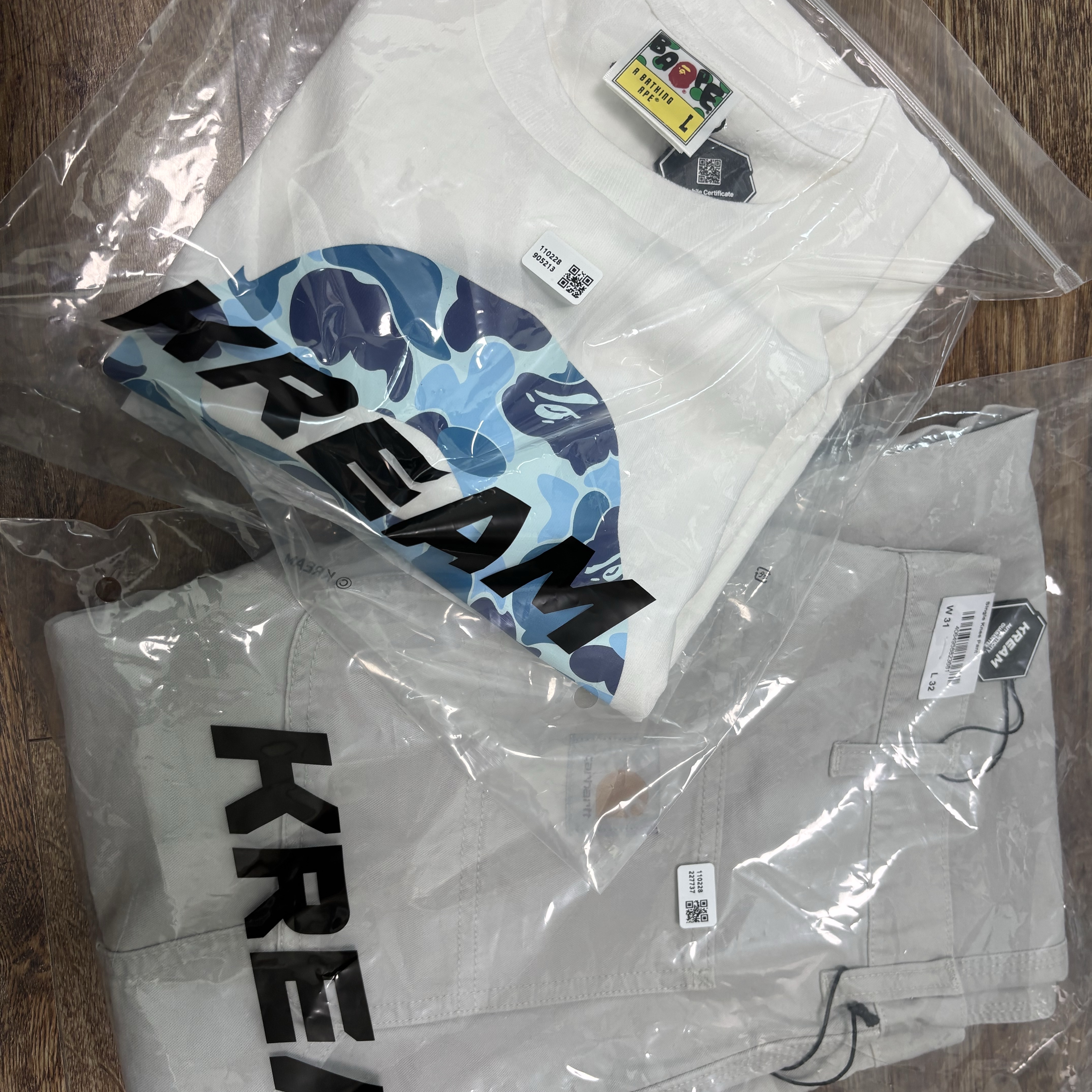 Carhartt WIP Newcomb Drill Single Knee Pants Sonic Silver Garment Dyed, BAPE ABC Camo By Bathing Ape T-Shirt White Blue 착용 스타일