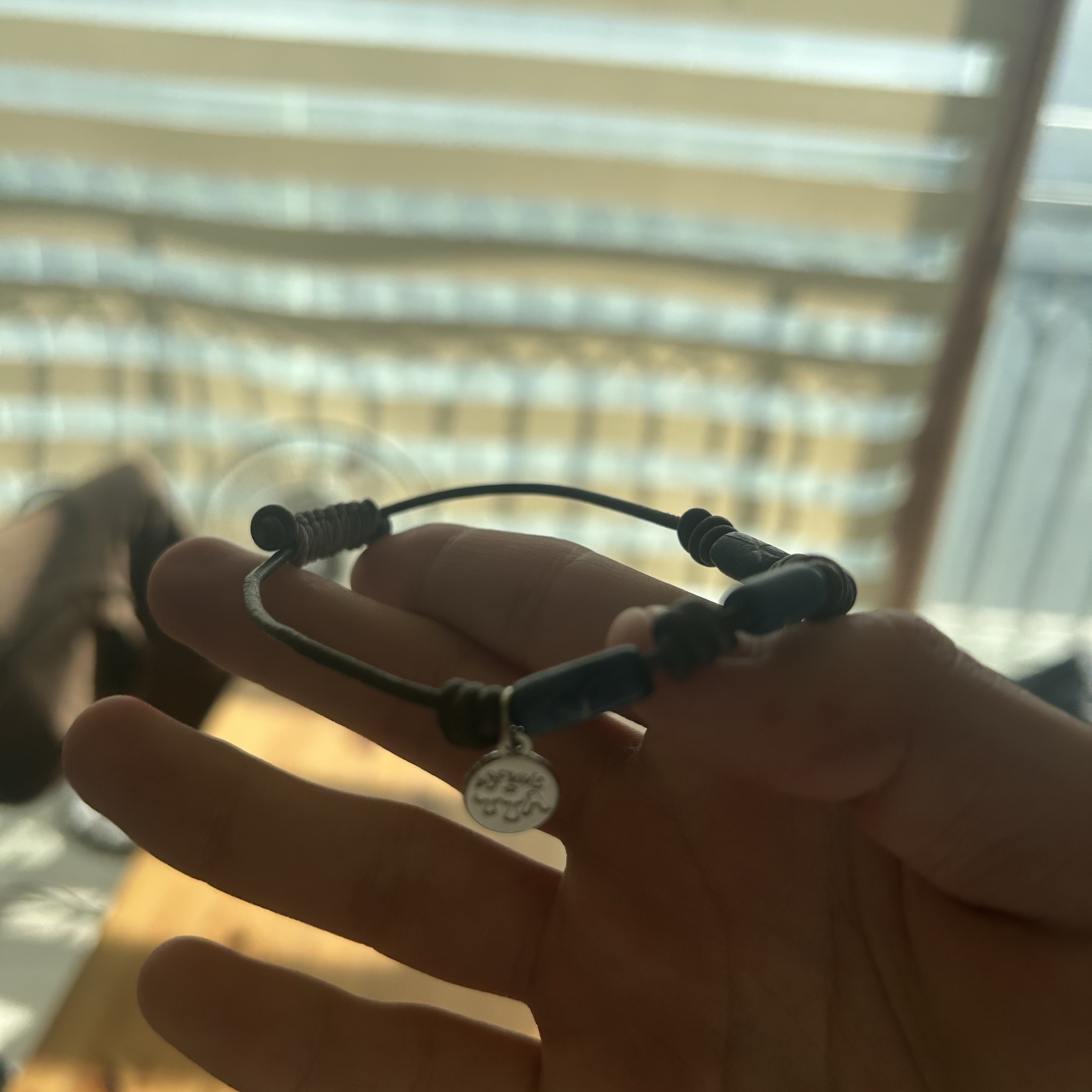 TOWTOW.ARCHIVE Eclipse Bracelet Blue 착용 스타일