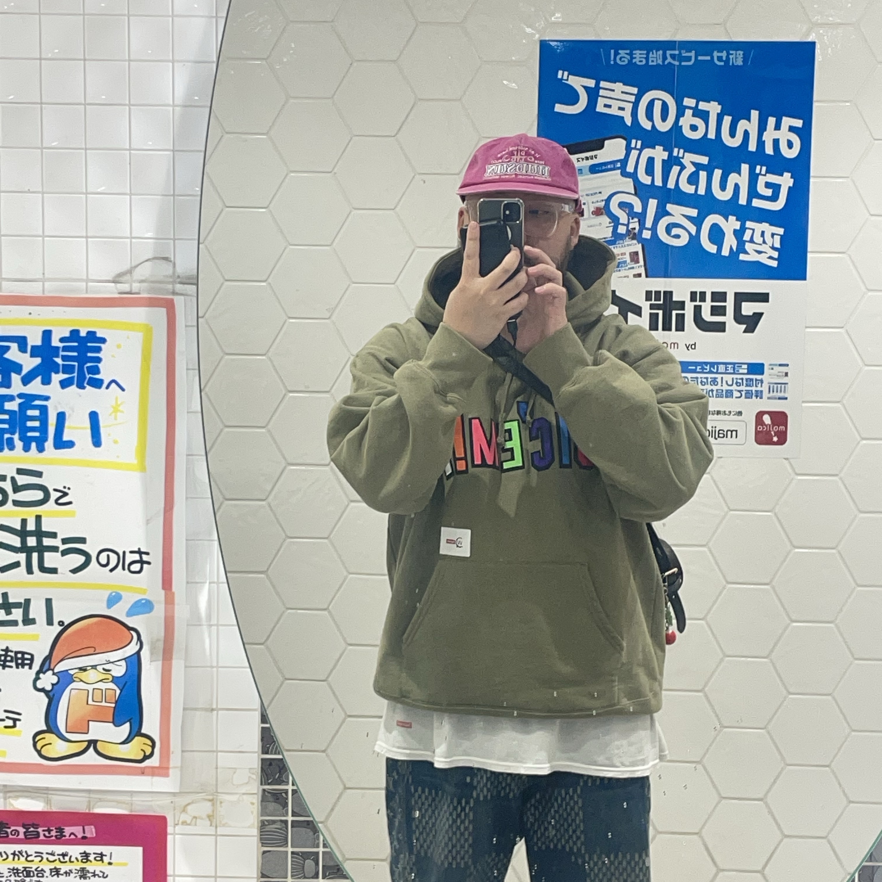 Supreme x WTAPS Sic'em! Hooded Sweatshirt Light Olive - 21FW, Supreme Hanes Tagless T-Shirt White (3 Pack) 착용 스타일