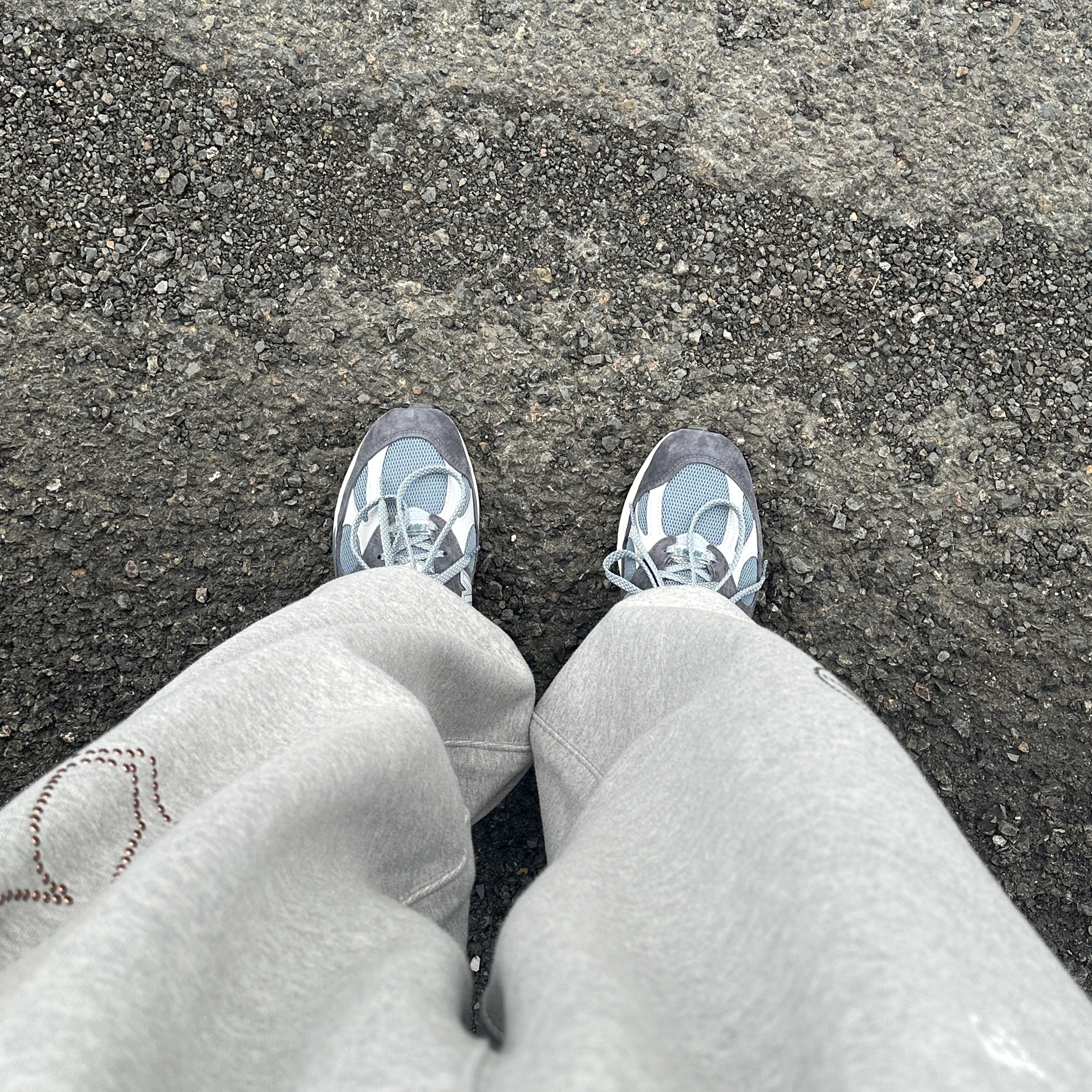 New Balance x Kith 991v2 Made in UK Steel Blue Grey, Porter x JJJJound Passport Bag L Off White 착용 스타일 - 4