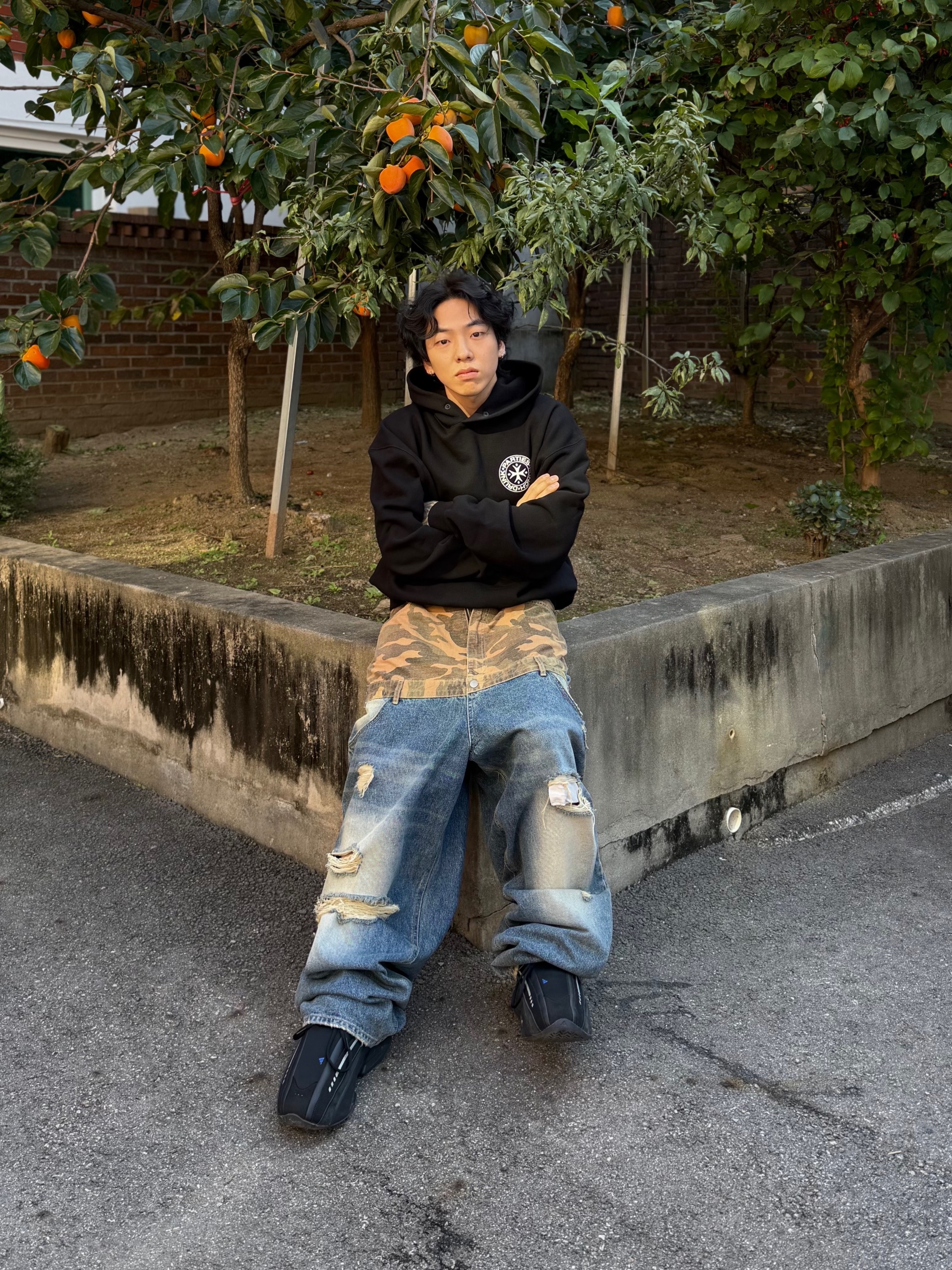 Punch Drunk Parties Circle Logo Oversized Hoodie Black 착용 스타일 - 3
