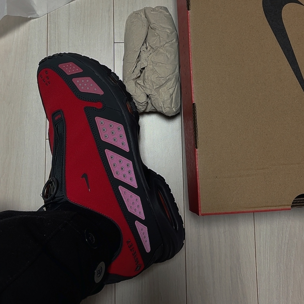 (W) Nike Air Max SNDR Gore-Tex Dark Smoke Grey and Fire Red 착용 스타일