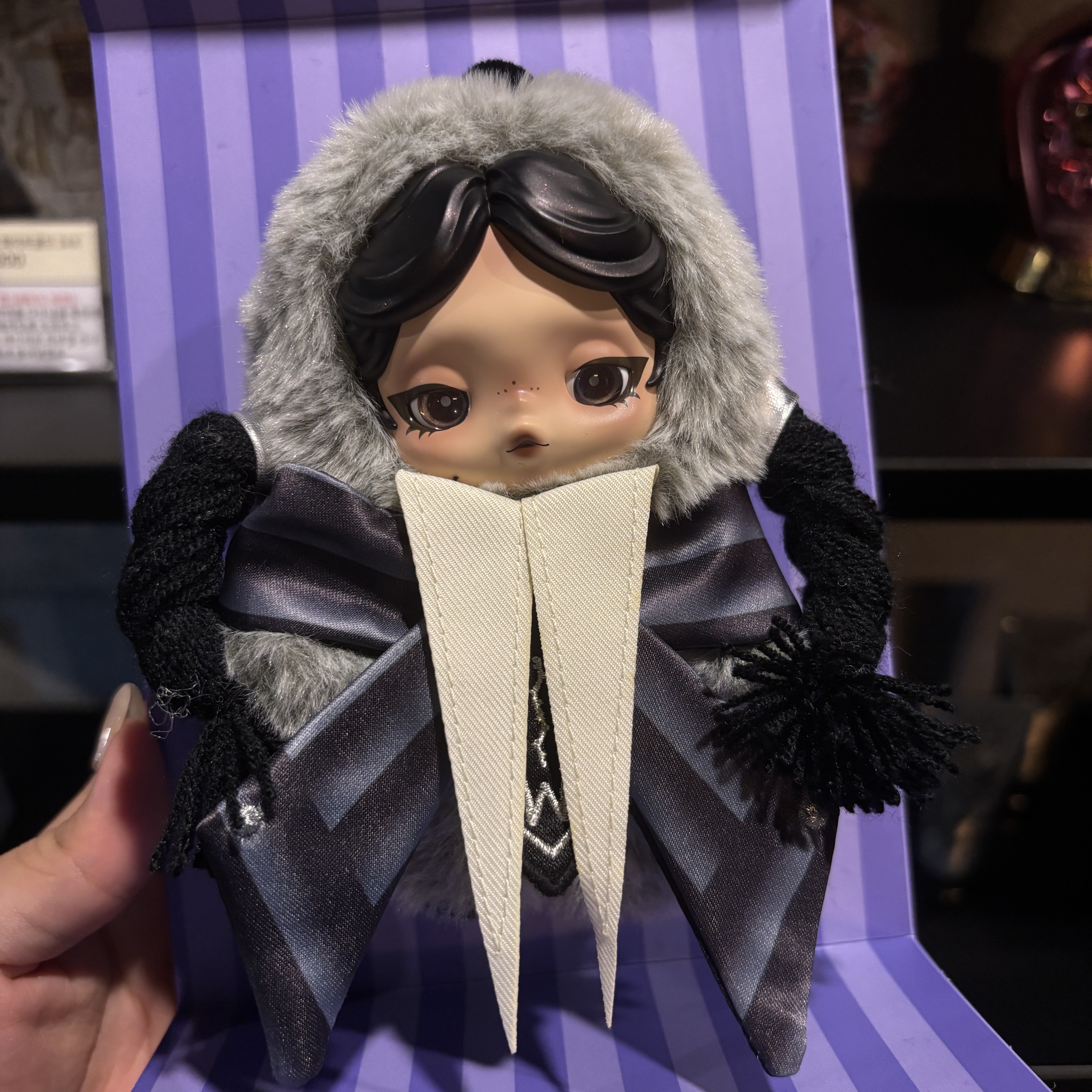 Pop Mart Skullpanda x Wednesday Plush Nevermore Academy Uniform Version 착용 스타일