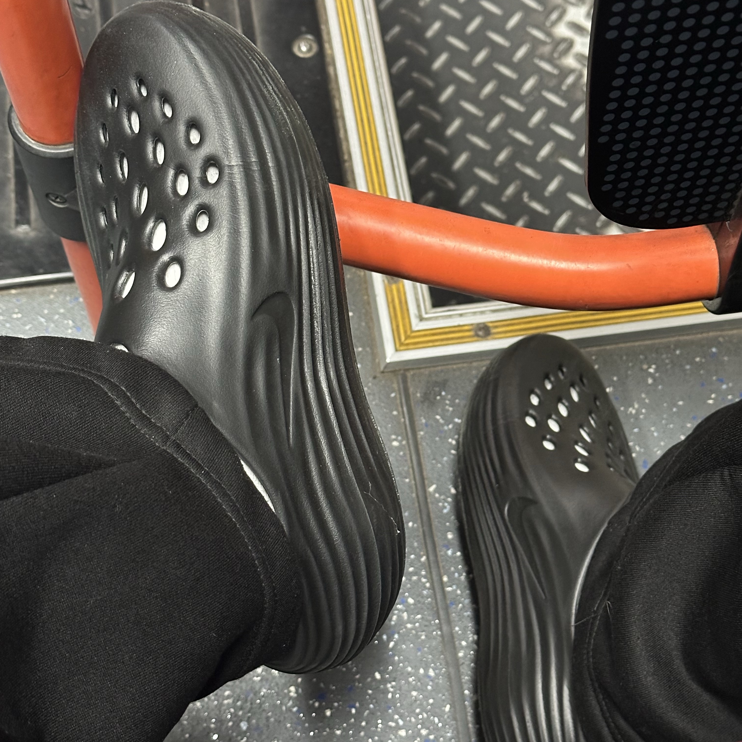 Nike ReactX Rejuven8 Triple Black 착용 스타일