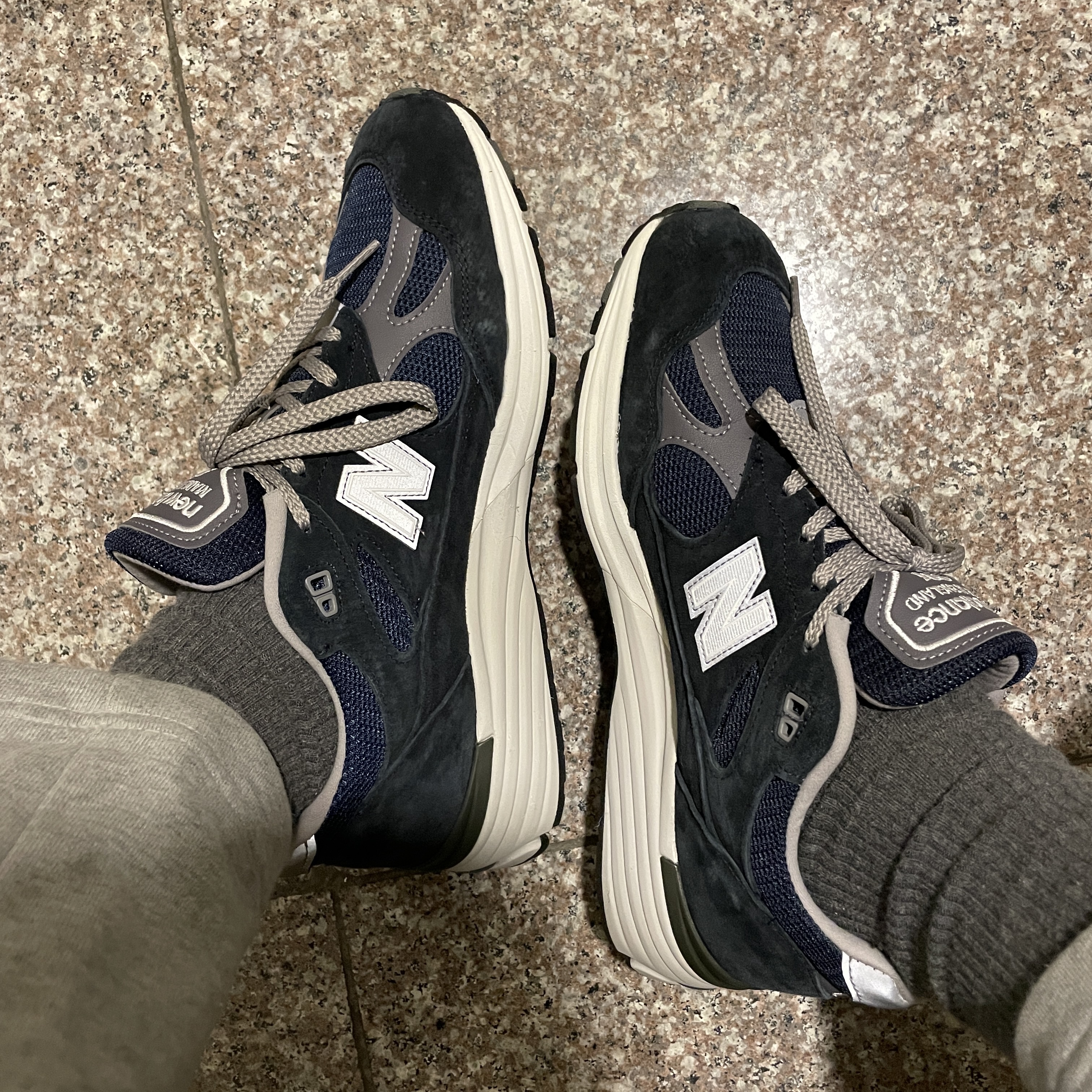 New Balance 991v2 Made in UK Dark Navy Smoked Pearl 착용 스타일