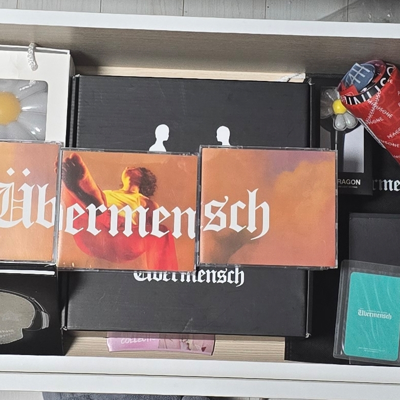 G-DRAGON Ubermensch Official Mini Light Keyring Mint, G-DRAGON Ubermensch Official Mini Light Keyring 착용 스타일