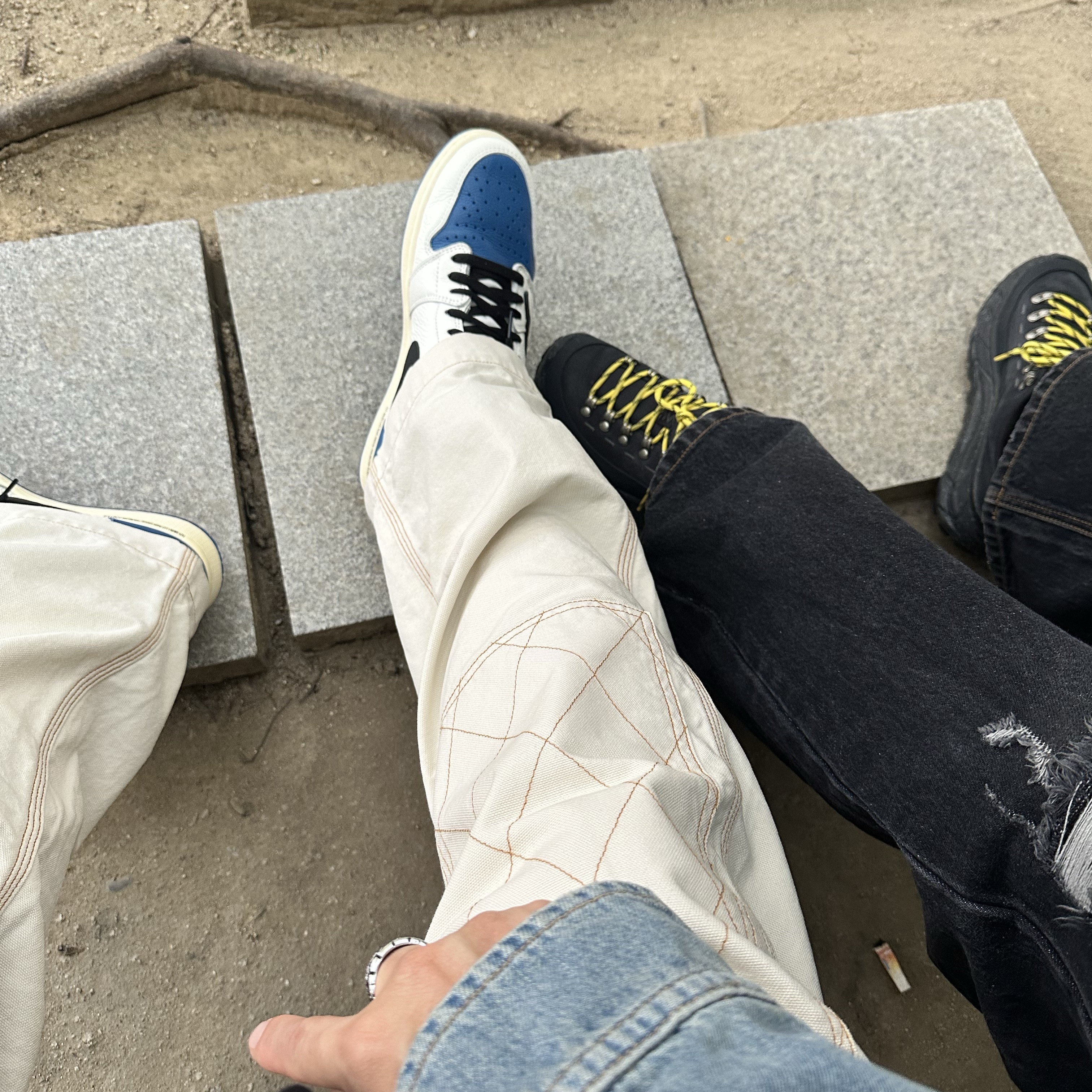 Jordan 1 x Travis Scott x Fragment Retro High OG SP Military Blue, Hoka Tor Summit 2 Black 착용 스타일