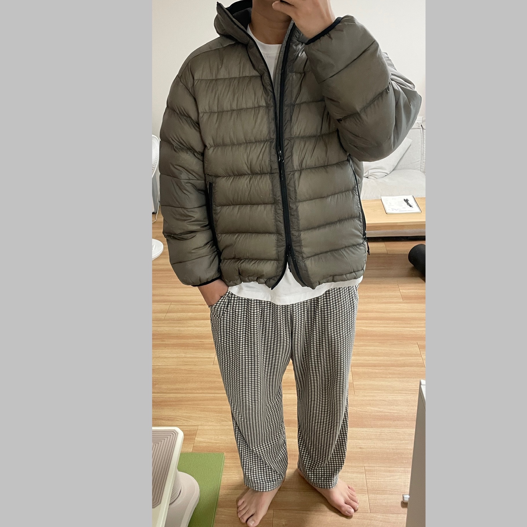 [FW25] moif Helium Hooded Down Jacket Sheer Olive 착용 스타일