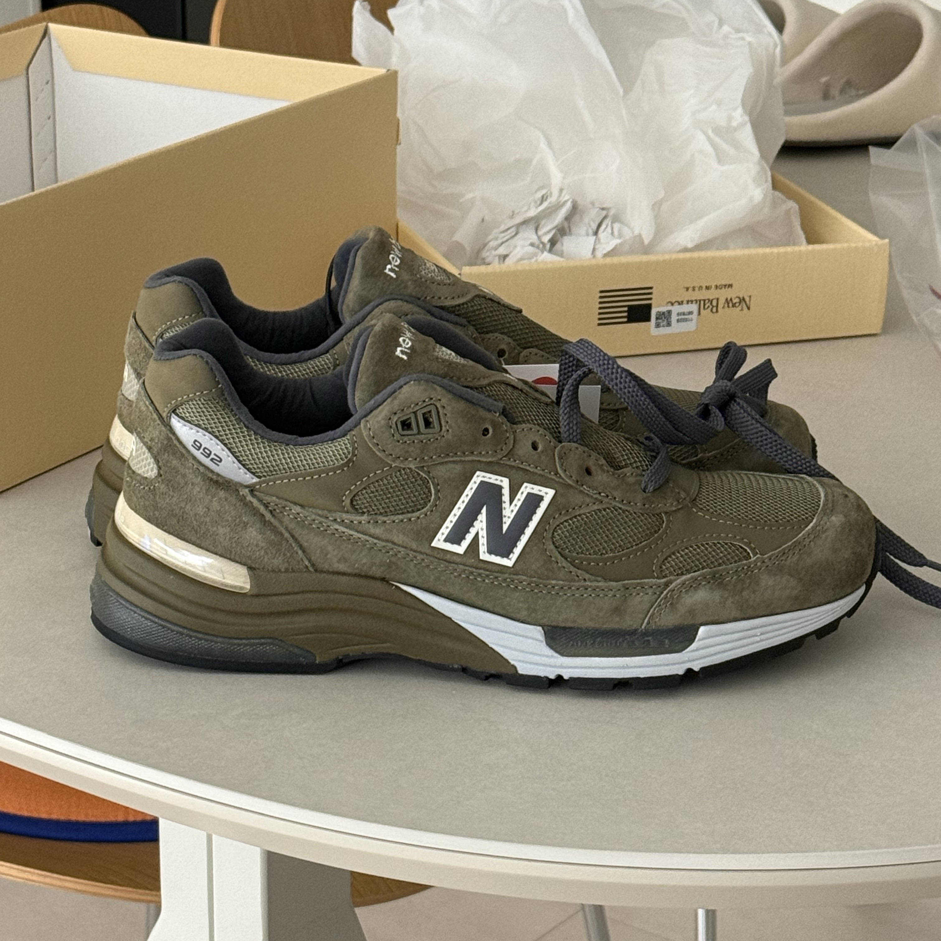 New Balance 992 Made in USA Dark Camo Covert Green - D Standard 착용 스타일 - 10