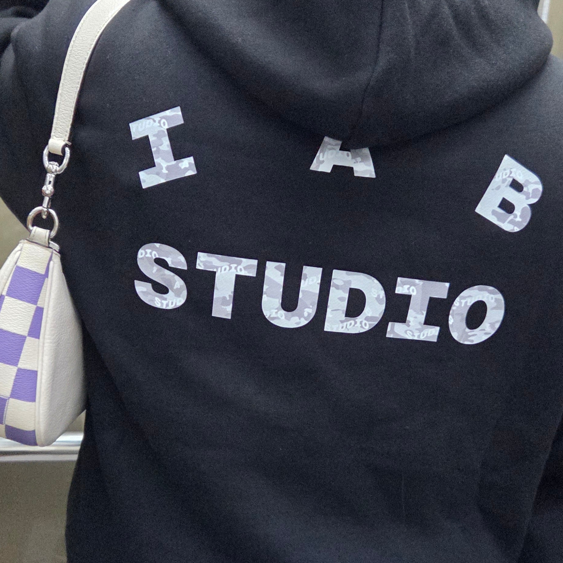 IAB Studio IAB Camo Logo Hoodie Black 착용 스타일 - 2