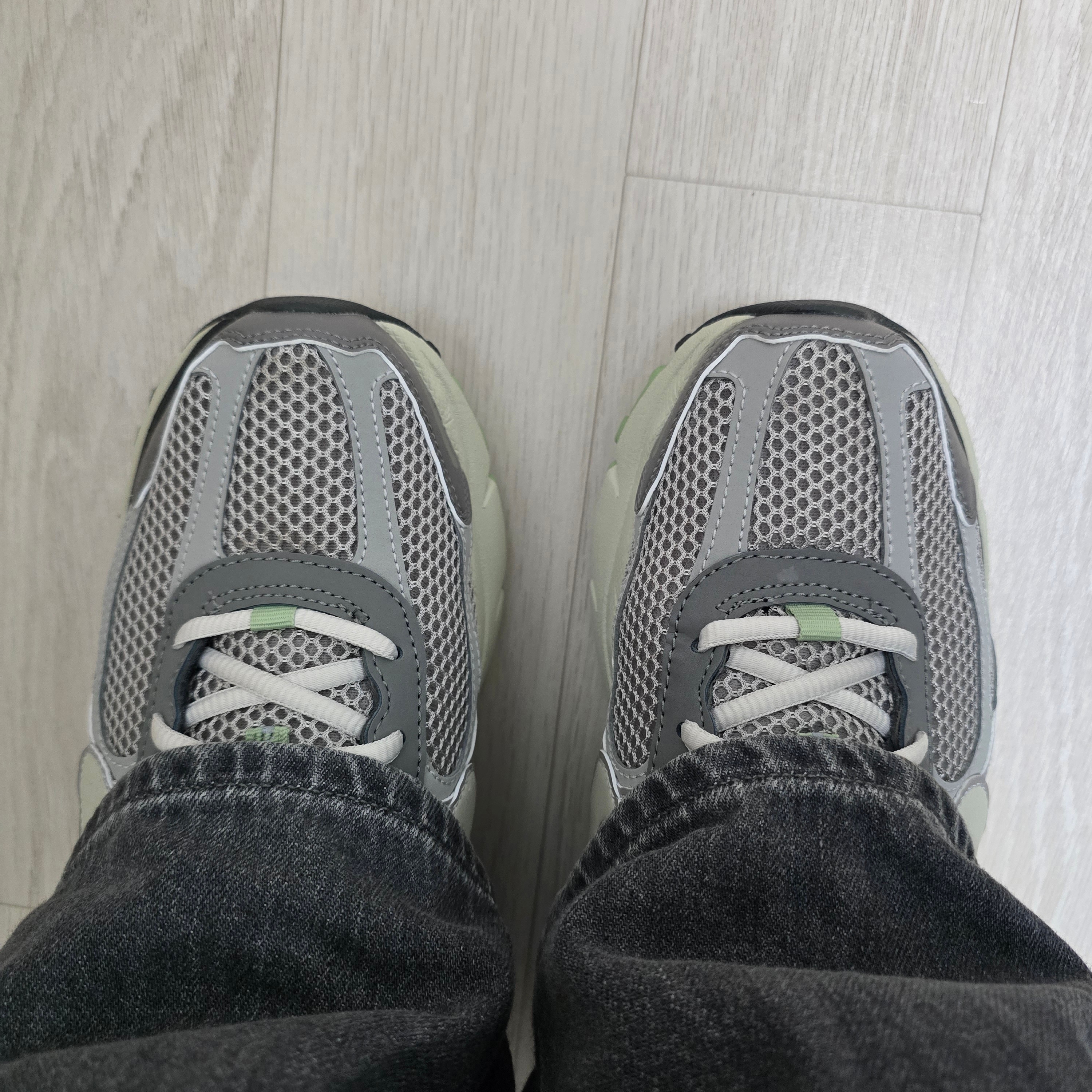 (W) Nike Zoom Vomero 5 Cobblestone and Flat Pewter 착용 스타일 - 1