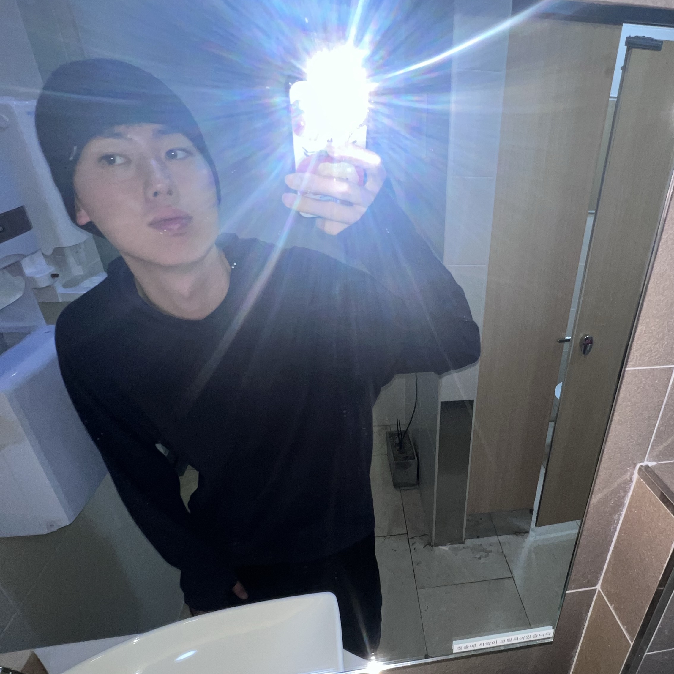 Oakley Session Beanie Blackout 착용 스타일 - 2